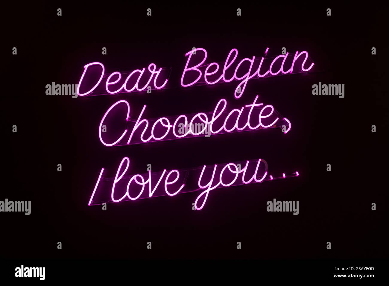 Insegna al neon con lettere rosa che dicono: Caro cioccolato belga, ti amo. Anversa, Belgio. Foto Stock