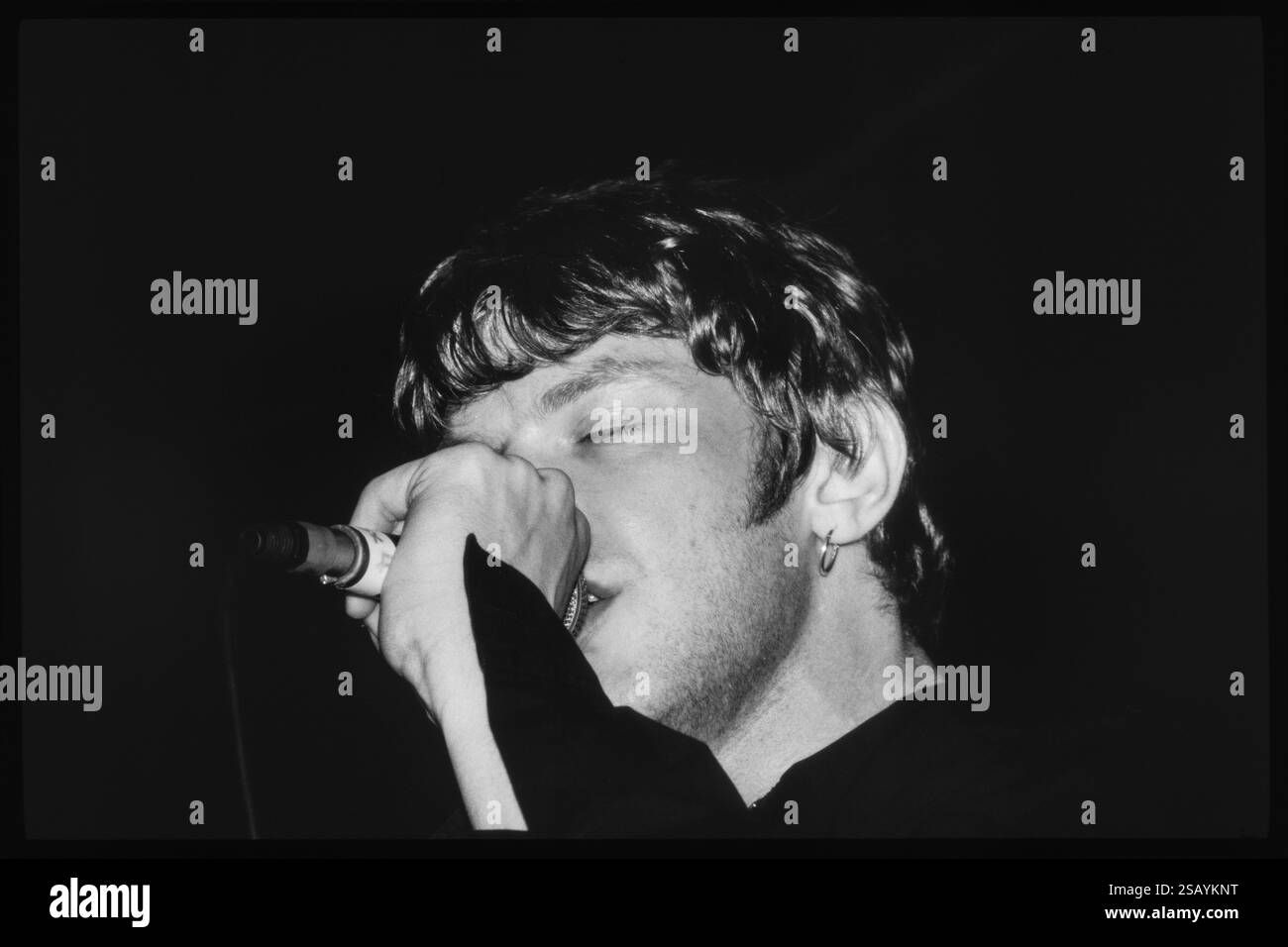 MOVER, CONCERTO, 1997: Il cantante Sam Hazeldine della band britannica degli anni '90 Mover suona al Reading Festival, Reading, Regno Unito il 22 agosto 1997. Fotografia: Rob Watkins Foto Stock