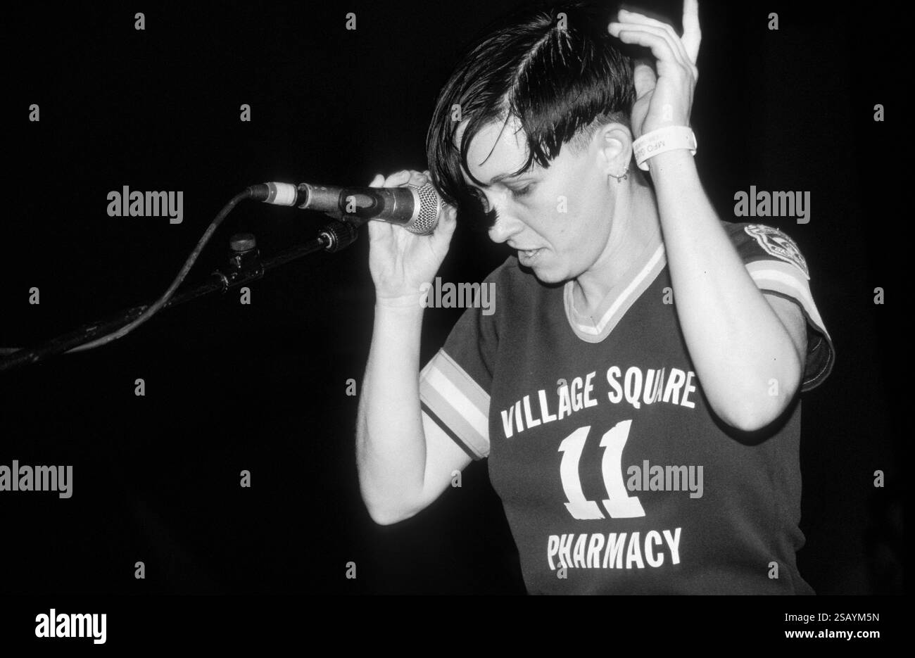NIGHTNURSE, READING FESTIVAL, 1997: Ellyott Dragon – aka Sharon Ben-Ezzer and Ellyott (אליוט) – della band Nightnurse che suona al Reading Festival, Reading, Regno Unito il 22 agosto 1997. Foto: Rob Watkins. INFO: I Nightnurse sono stati un gruppo musicale indie rock inglese originario di Londra, Inghilterra, che ha avuto un certo successo alla fine degli anni '1990 Furono la prima band a pubblicare un singolo MP3 "IDF/Big Sleep" e furono riconosciuti dal Guinness Book of Records per averlo fatto. Foto Stock