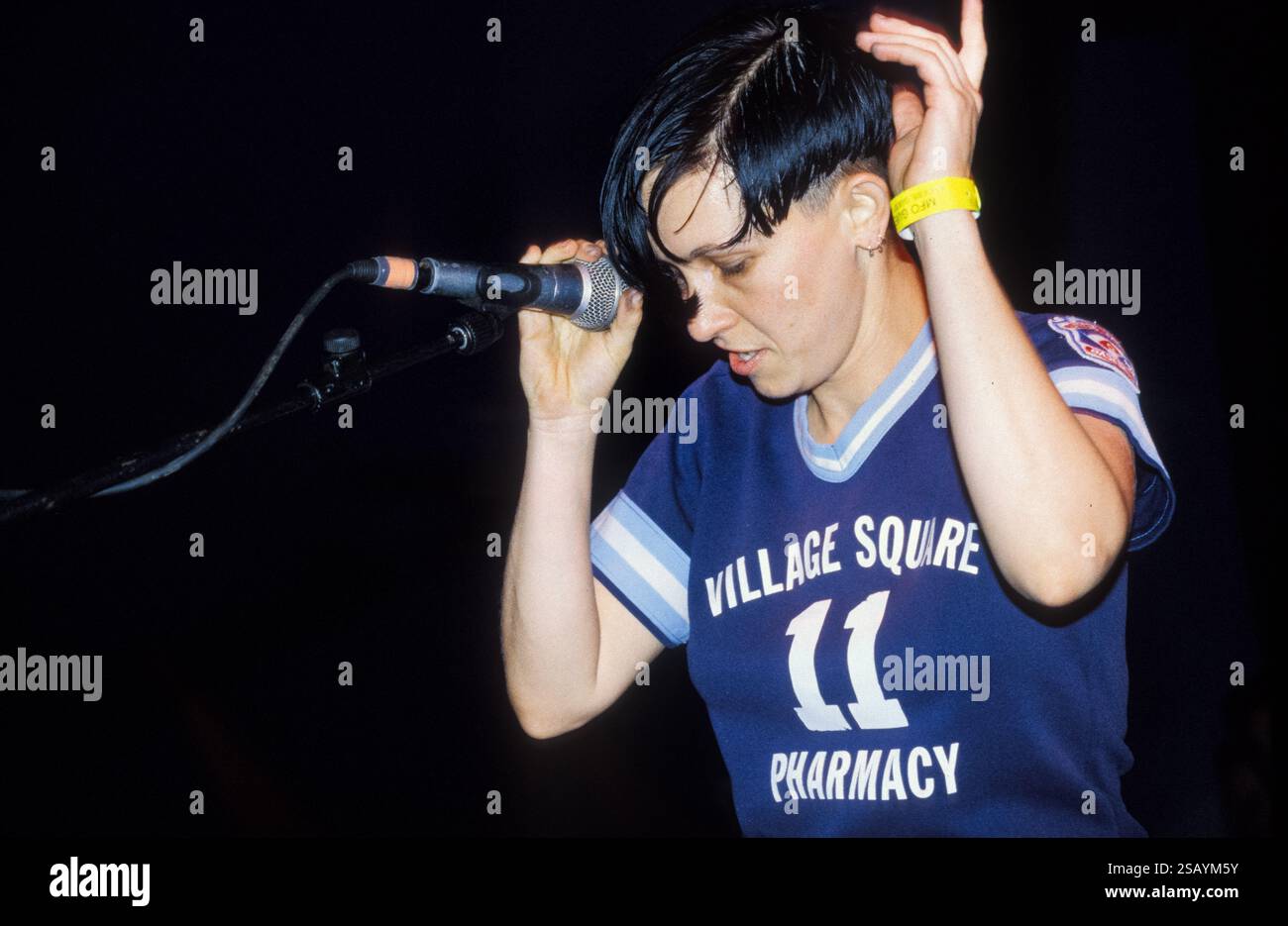 NIGHTNURSE, READING FESTIVAL, 1997: Ellyott Dragon – aka Sharon Ben-Ezzer and Ellyott (אליוט) – della band Nightnurse che suona al Reading Festival, Reading, Regno Unito il 22 agosto 1997. Foto: Rob Watkins. INFO: I Nightnurse sono stati un gruppo musicale indie rock inglese originario di Londra, Inghilterra, che ha avuto un certo successo alla fine degli anni '1990 Furono la prima band a pubblicare un singolo MP3 "IDF/Big Sleep" e furono riconosciuti dal Guinness Book of Records per averlo fatto. Foto Stock