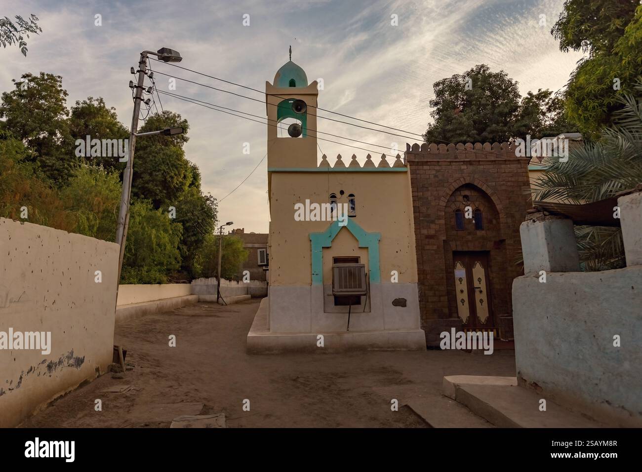 Vecchia moschea nel villaggio dell'isola Elefantina di Assuan, alto Egitto Foto Stock