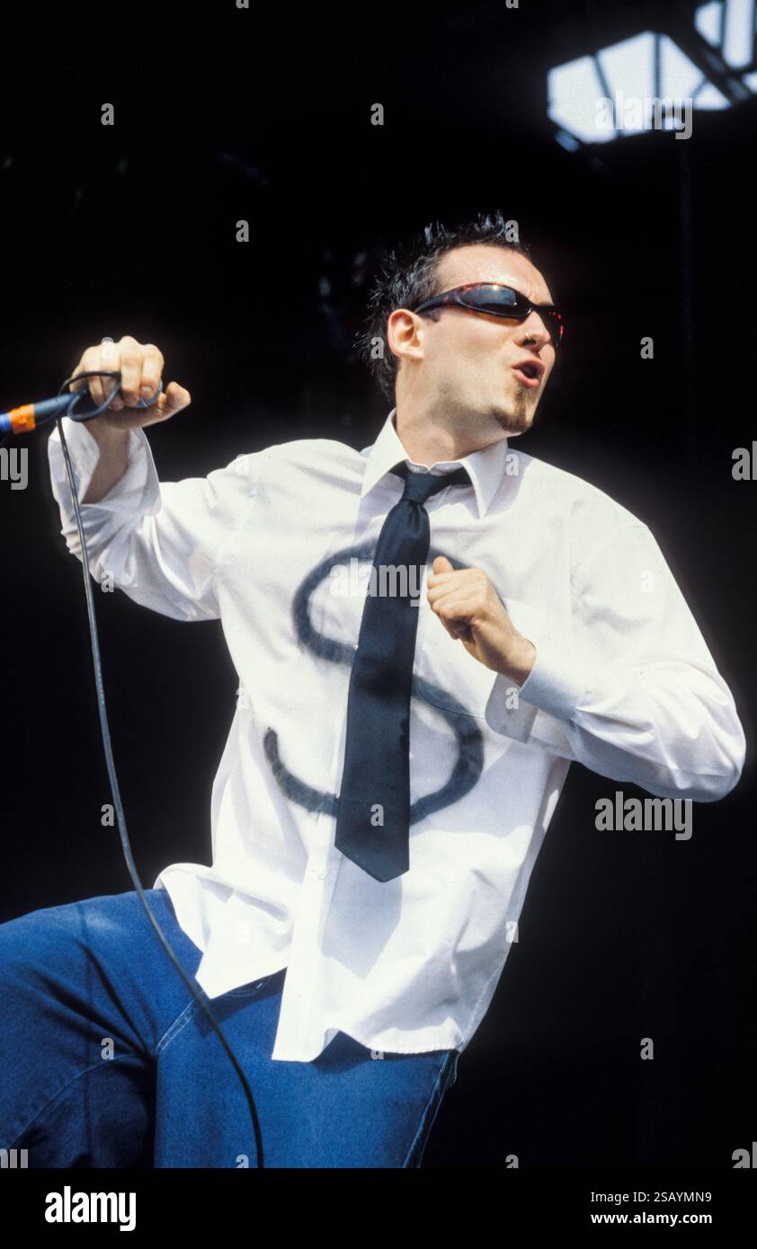 PITCHSHITER, READING FESTIVAL, 1998: Cantante JS Clayden della band Pitchshifter che suona al Reading Festival, Reading, Regno Unito, il 28 agosto 1998. Foto: Rob Watkins. INFO: Pitchshifter (originariamente Pitch Shifter) sono un gruppo musicale Industrial rock inglese di Nottingham, formatosi nel 1989. Il materiale iniziale della band era caratterizzato per il suo suono Industrial metal grintoso con chitarre ridotte e l'uso di drum machine, ed è stato citato come uno dei creatori del genere. In seguito la musica del gruppo divenne sempre più melodica e fortemente influenzata dal nu metal, dalla batteria e dal basso. Foto Stock