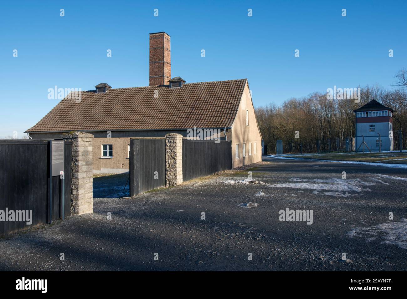 Crematorio del campo di concentramento di Buchenwald in inverno, Germania Foto Stock
