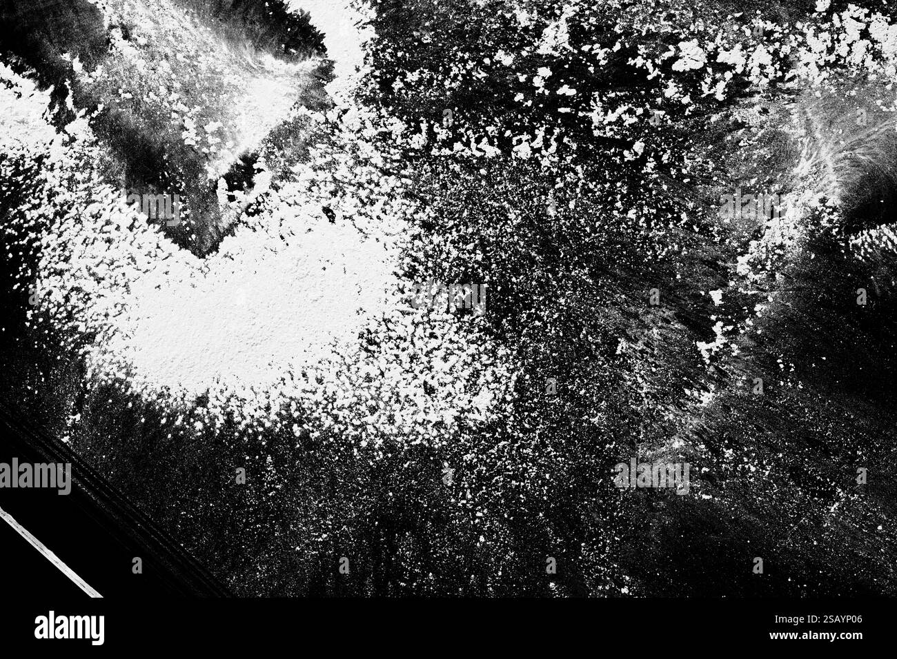 Dettaglio di una finissima farina bianca di Holi in granuli polvere sale farmaco cocaina su sfondo nero Foto Stock