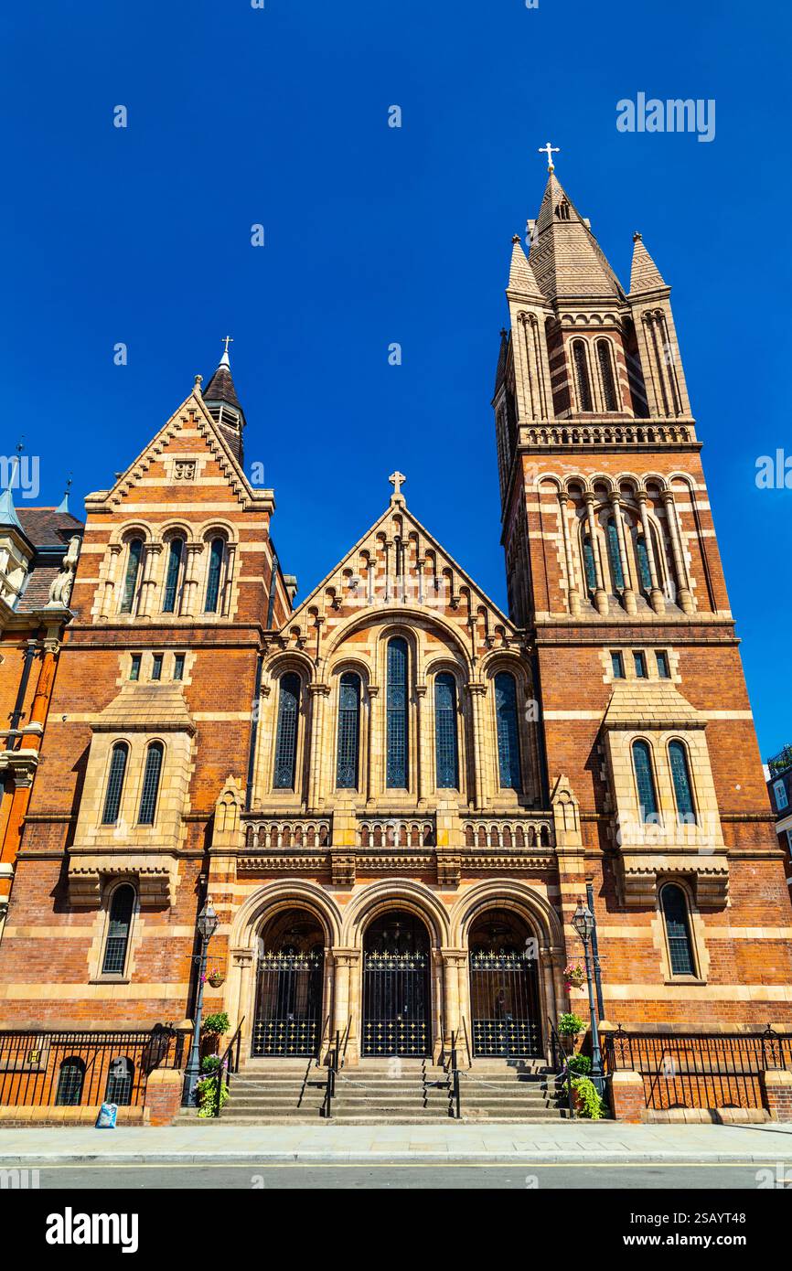 Esterno della Cattedrale Cattolica Ucraina della Sacra famiglia in esilio, Mayfair, Londra, Inghilterra Foto Stock