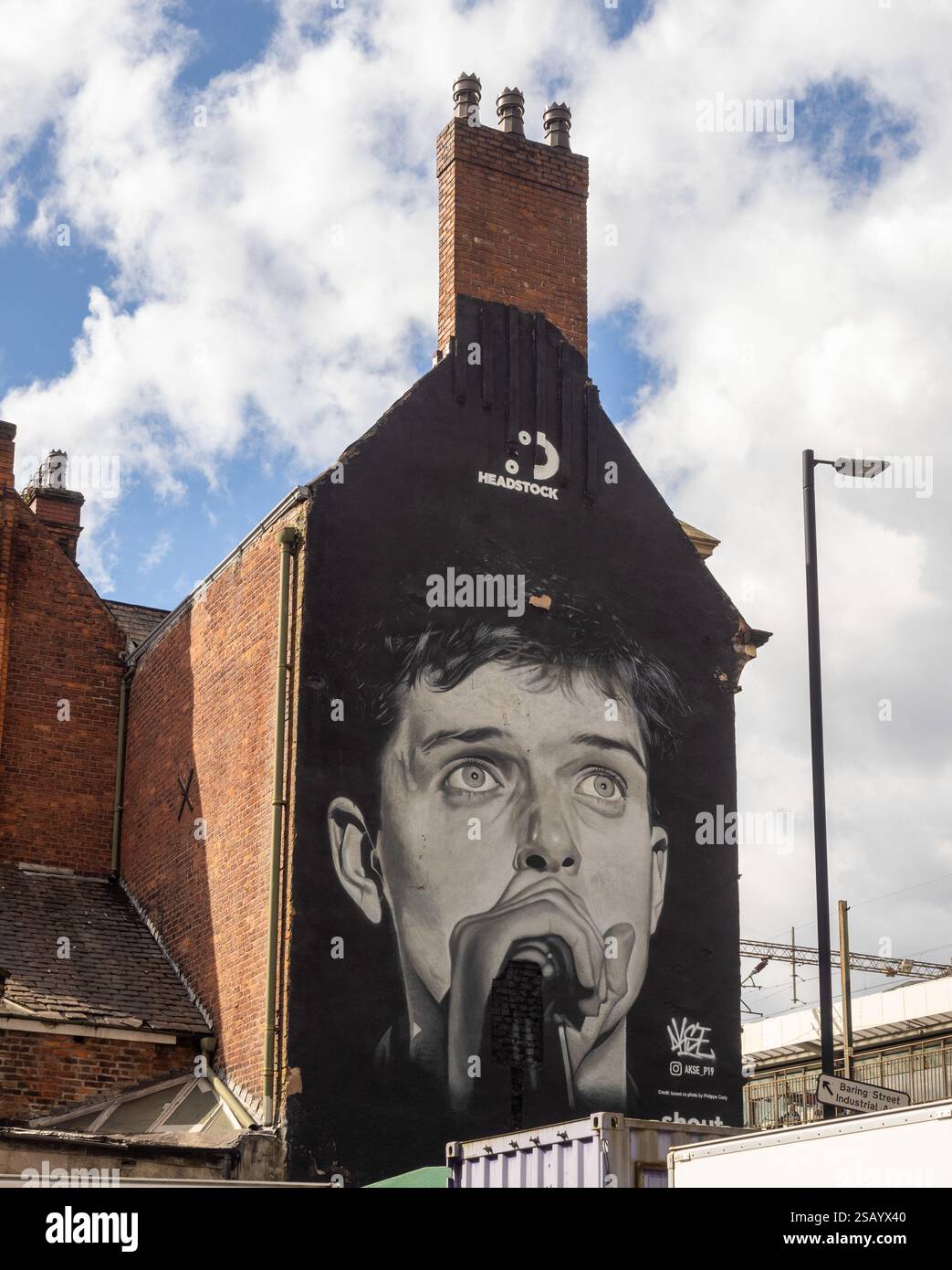 Il murale di Ian Curtis è stato ridipinto sulla Star & Garter a Fairfield Street, Manchester, dopo che l'originale era stato erroneamente dipinto. REGNO UNITO Foto Stock