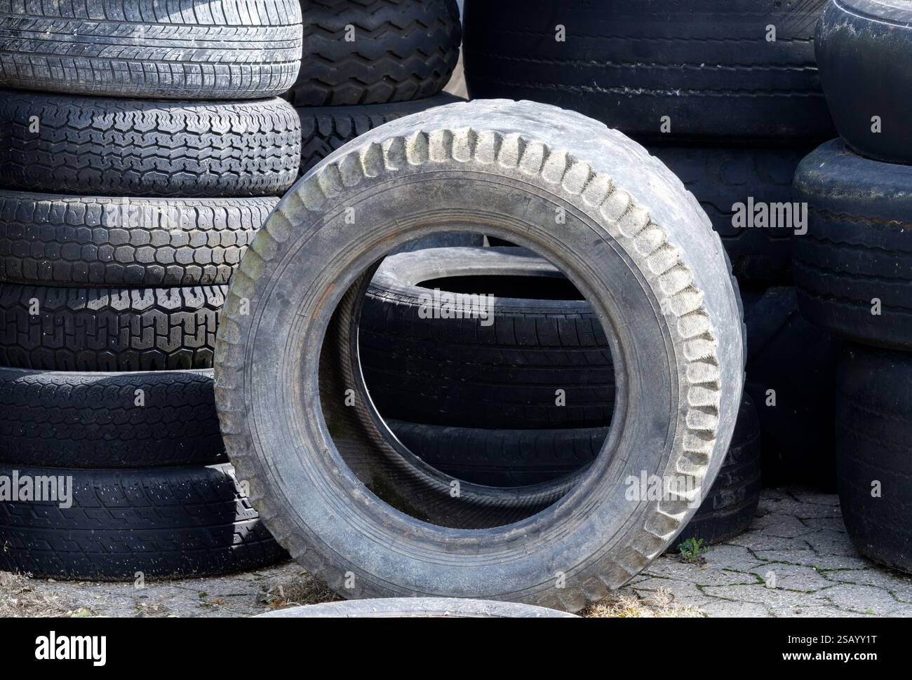 Cumulo di vecchi pneumatici raccolti per il ritiro Foto Stock