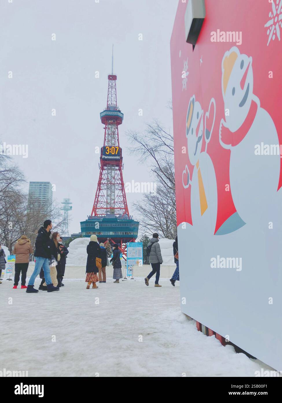 Una torre della televisione Sapporo in inverno con il cartello di pupazzo di neve Foto Stock