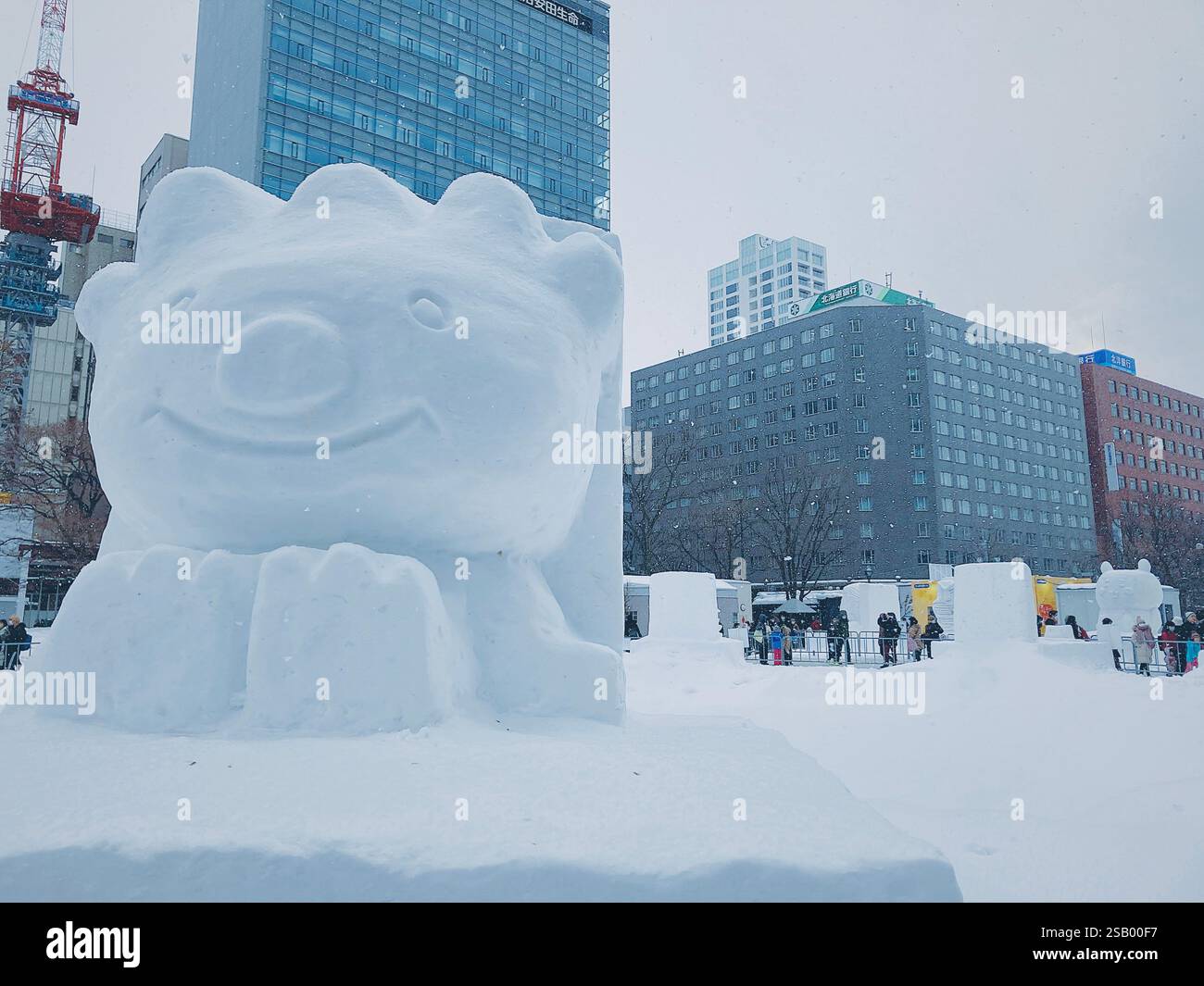 Statua della neve ed edifici nella città di Sapporo Foto Stock