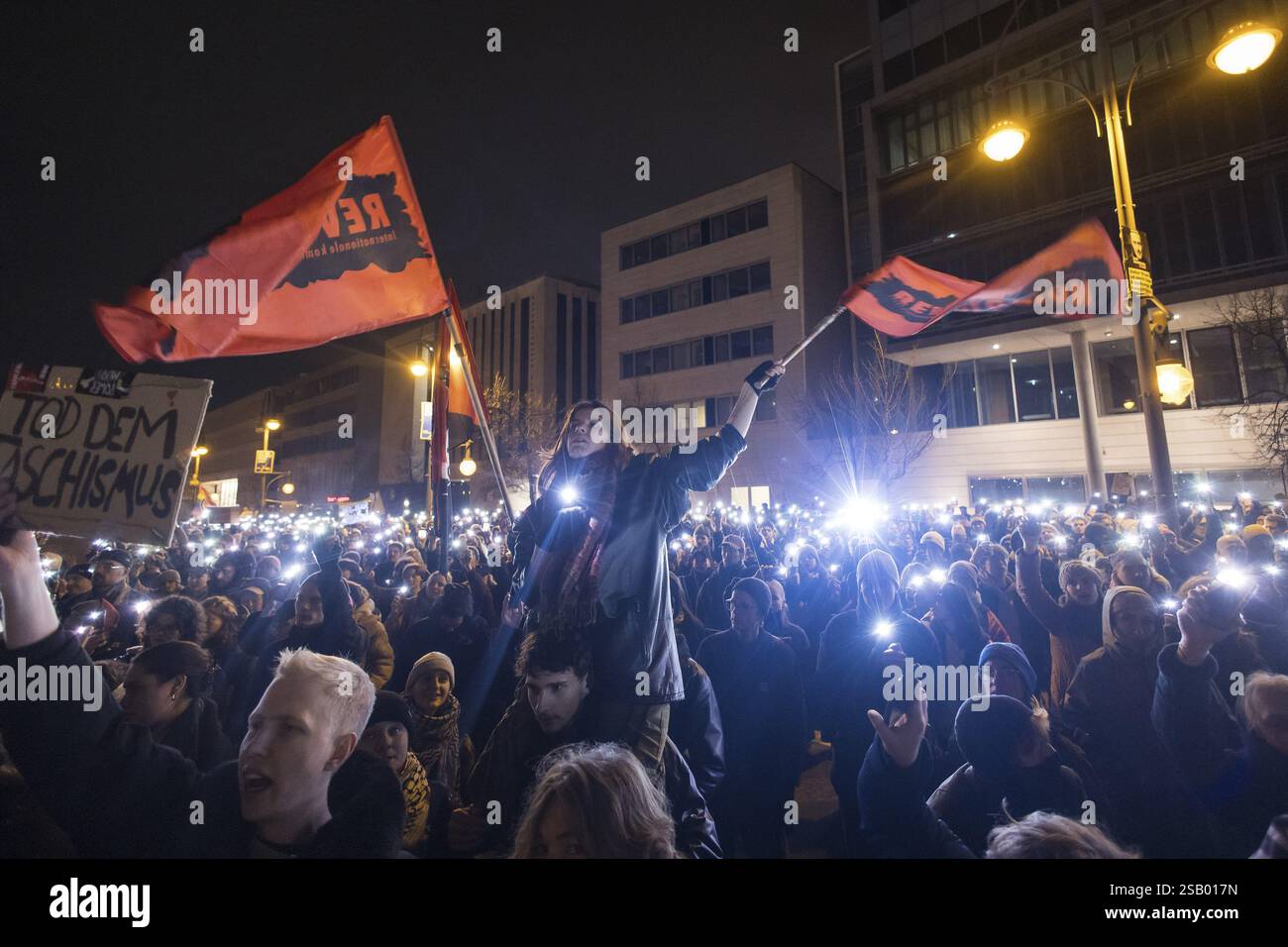 Mare di luci con bandiere Rivoluzione alla manifestazione sotto il motto Brandmauer statt Brandstifter / Asylrecht verteidigen di fronte al Konrad - Foto Stock