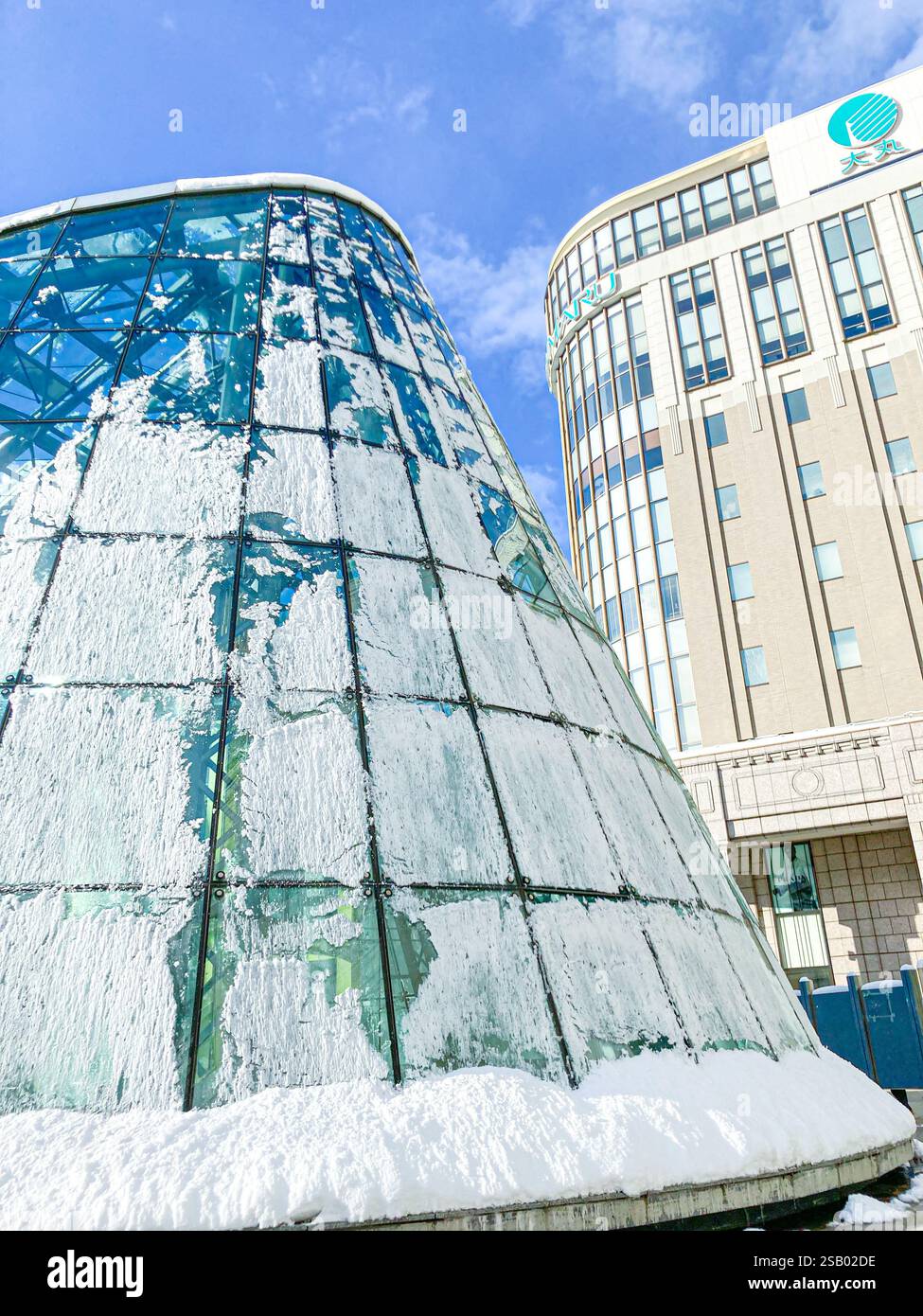 Un edificio coperto di neve nella citta' di Sapporo Foto Stock