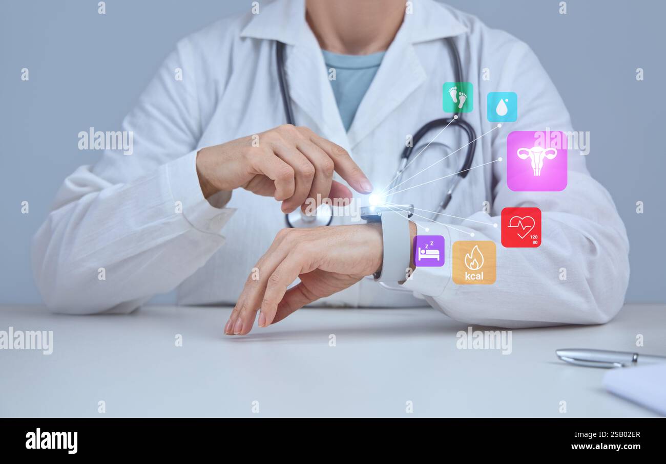 Il medico usa l'orologio intelligente. Tecnologie di monitoraggio e controllo della salute. Orologio intelligente. Foto Stock