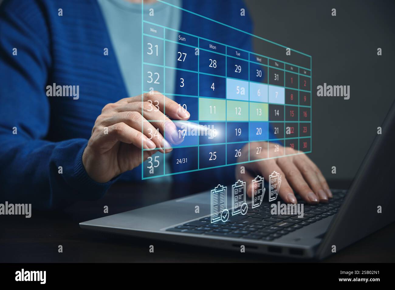 Calendario. Pianificazione aziendale mensile. Concetto di pianificazione del lavoro. Una persona sta lavorando con un calendario su un notebook, selezionando le date e contrassegnando le attività. Foto Stock