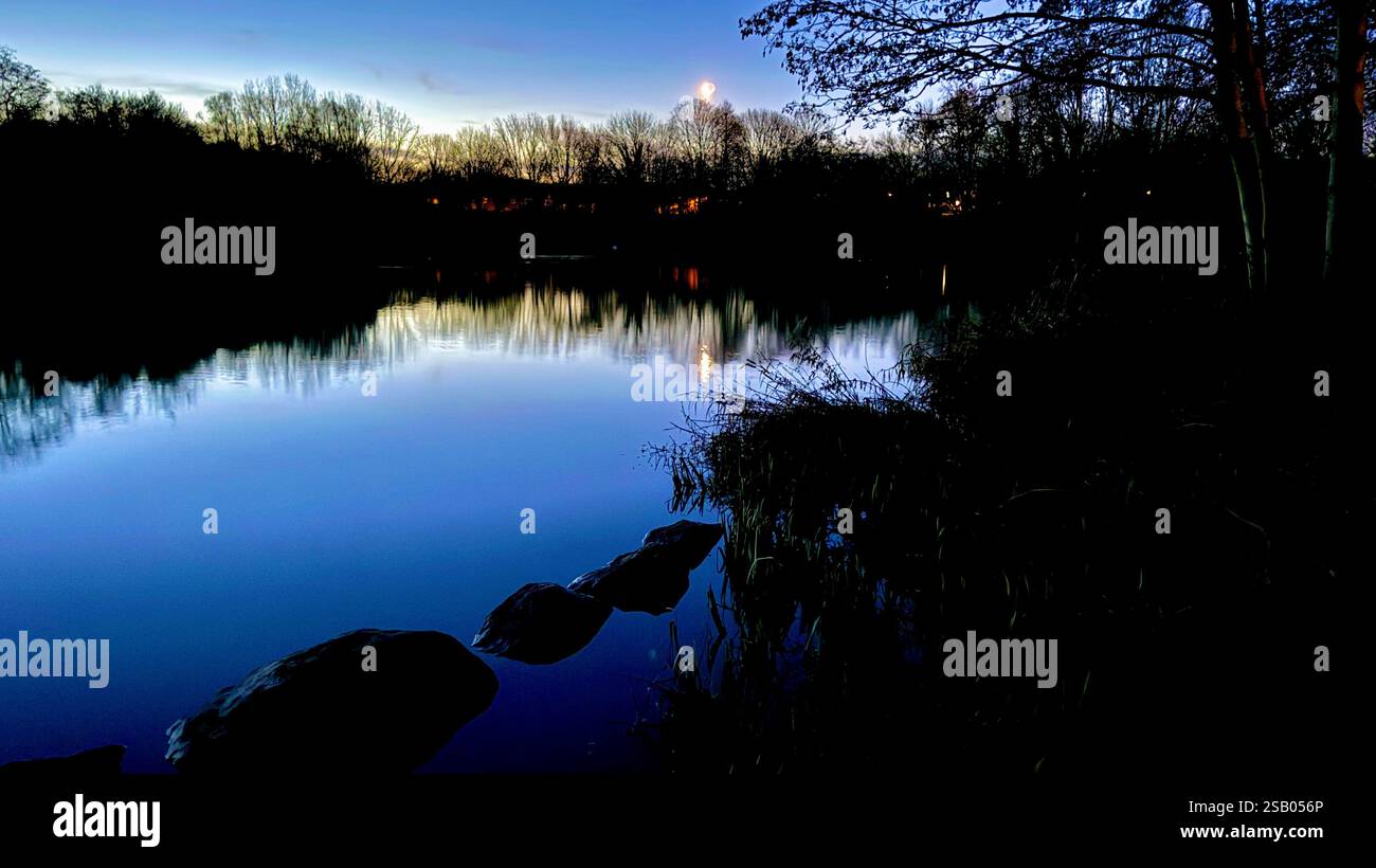 Crepuscolo civile su una riserva naturale locale. Foto Stock