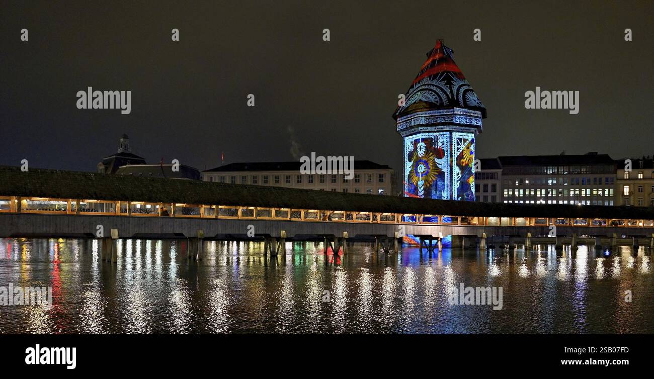 Wassertum con installazione luminosa, Ponte della Cappella sinistra sul fiume Reuss al tramonto, città vecchia, Lilu, Festival della luce 2025, Lucerna, Cantone di Lucerna, Svizzero Foto Stock
