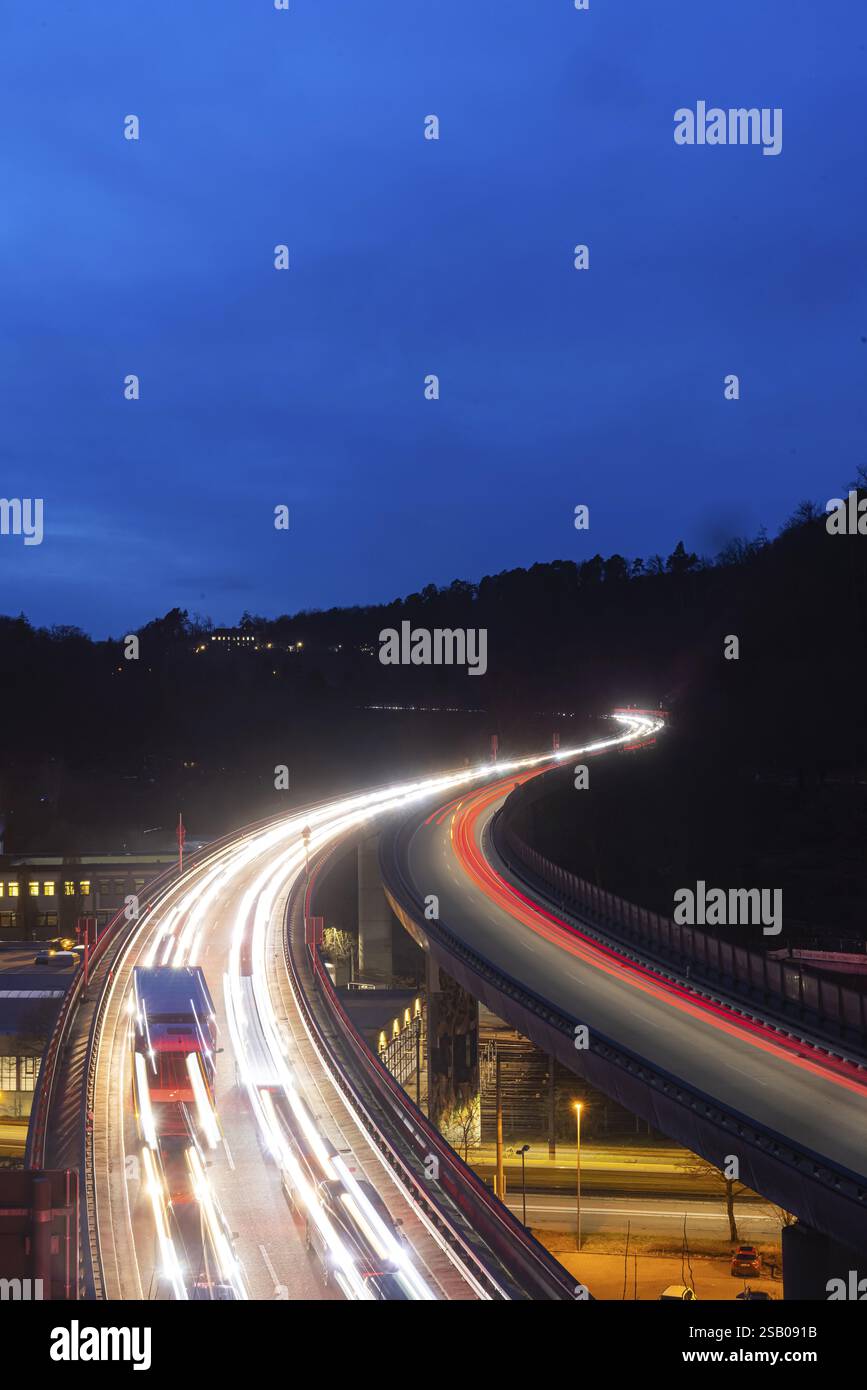 Strada federale B14 in serata, ponte stradale con traffico e tracce di luce. Esposizione lunga. Stoccarda, Baden-Wuerttemberg, Germania, Europa Foto Stock