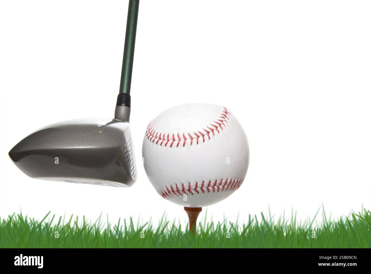 Un autista prima di colpire una palla da baseball su una golf tee Foto Stock