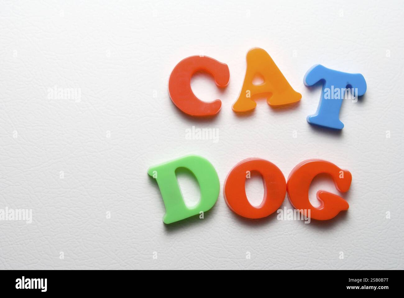 Lettere magnetiche su una porta del frigorifero Foto Stock