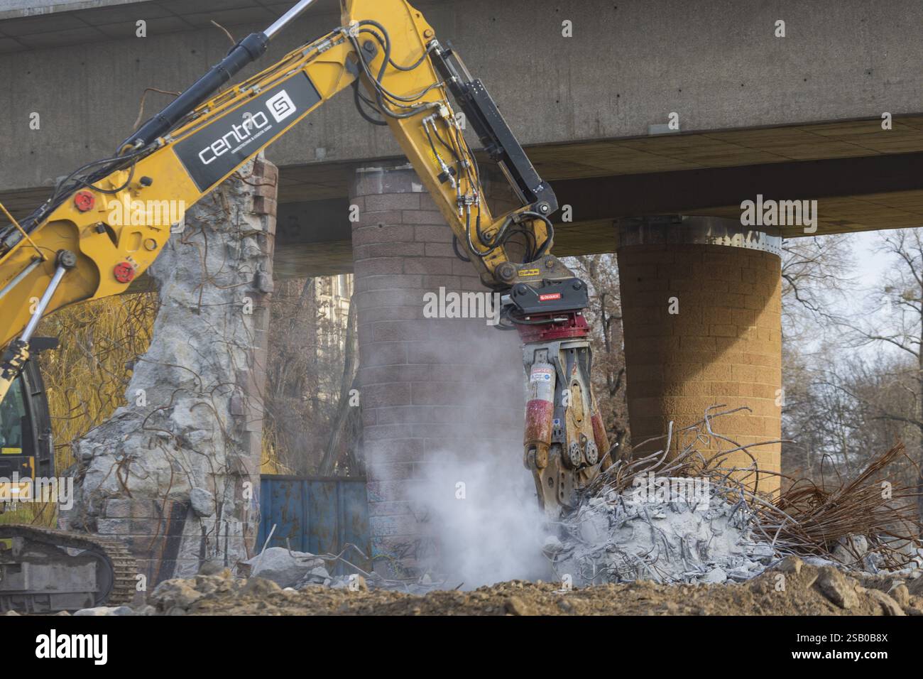 Crollo parziale del Ponte di Carola. Parte del ponte è crollato nell'Elba per una lunghezza di circa 100 metri. La demolizione della sezione Foto Stock