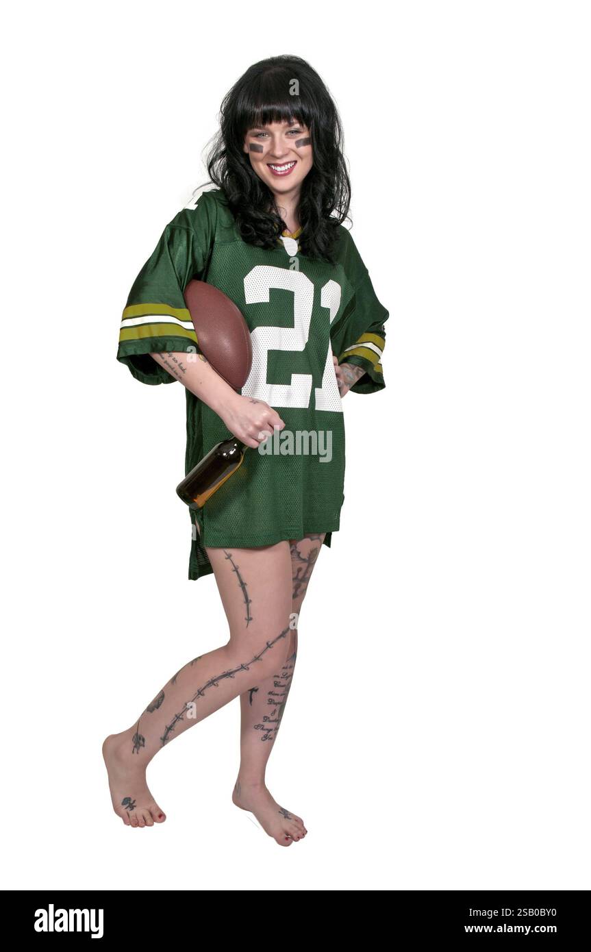 Bella giovane donna che gioca a football Foto Stock