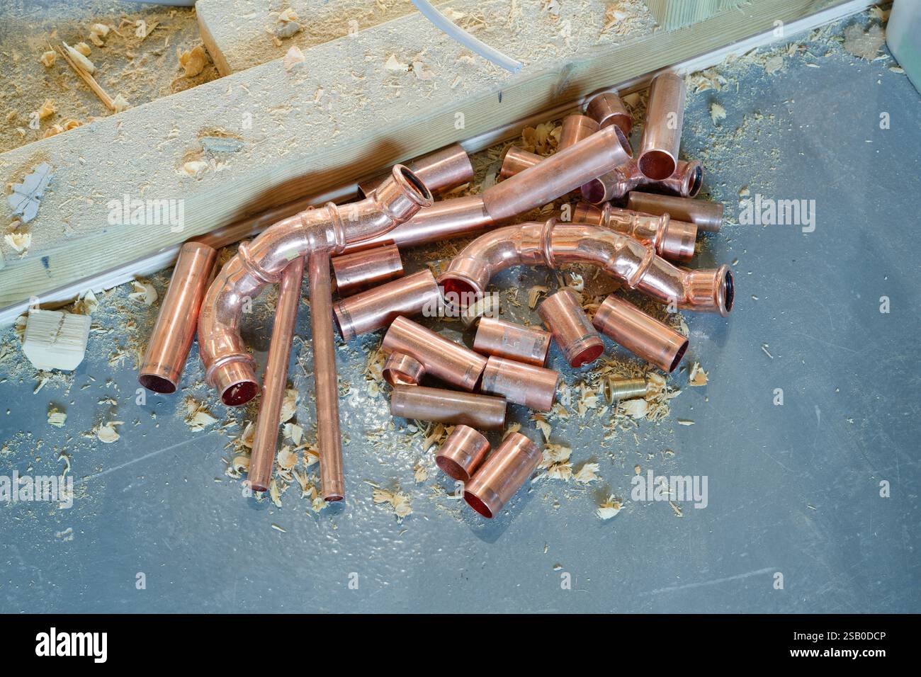 Una pila di tubi di rame scartati dopo che gli idraulici hanno installato tubazioni per il sistema di riscaldamento e nuovi bagni di una casa. Foto Stock