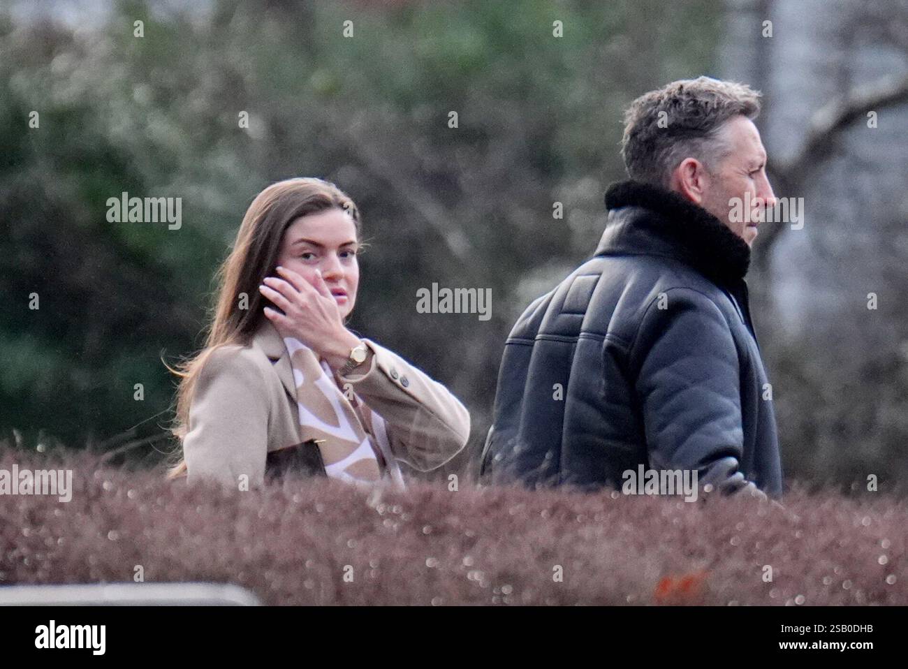 Alana Dredge, la fidanzata di Oliver White, fuori dalla corte di Woolwich a Londra mentre il processo continua a perpetrare Mannix Pedro e Junior Kunu, che sono accusati di cospirare con altri per commettere rapine dopo che l'anno scorso sono stati rubati orologi del valore di oltre 1,3 milioni di sterline da una gioielleria del sud-ovest di Londra. Il commerciante di orologi Oliver White si è tolto la vita il giorno dopo essere stato legato e messo in un headlock, mentre più di 70 orologi sono stati derubati da 247 gioiellieri a Richmond, nel sud-ovest di Londra, il 25 maggio. Data foto: Venerdì 31 gennaio 2025. Foto Stock