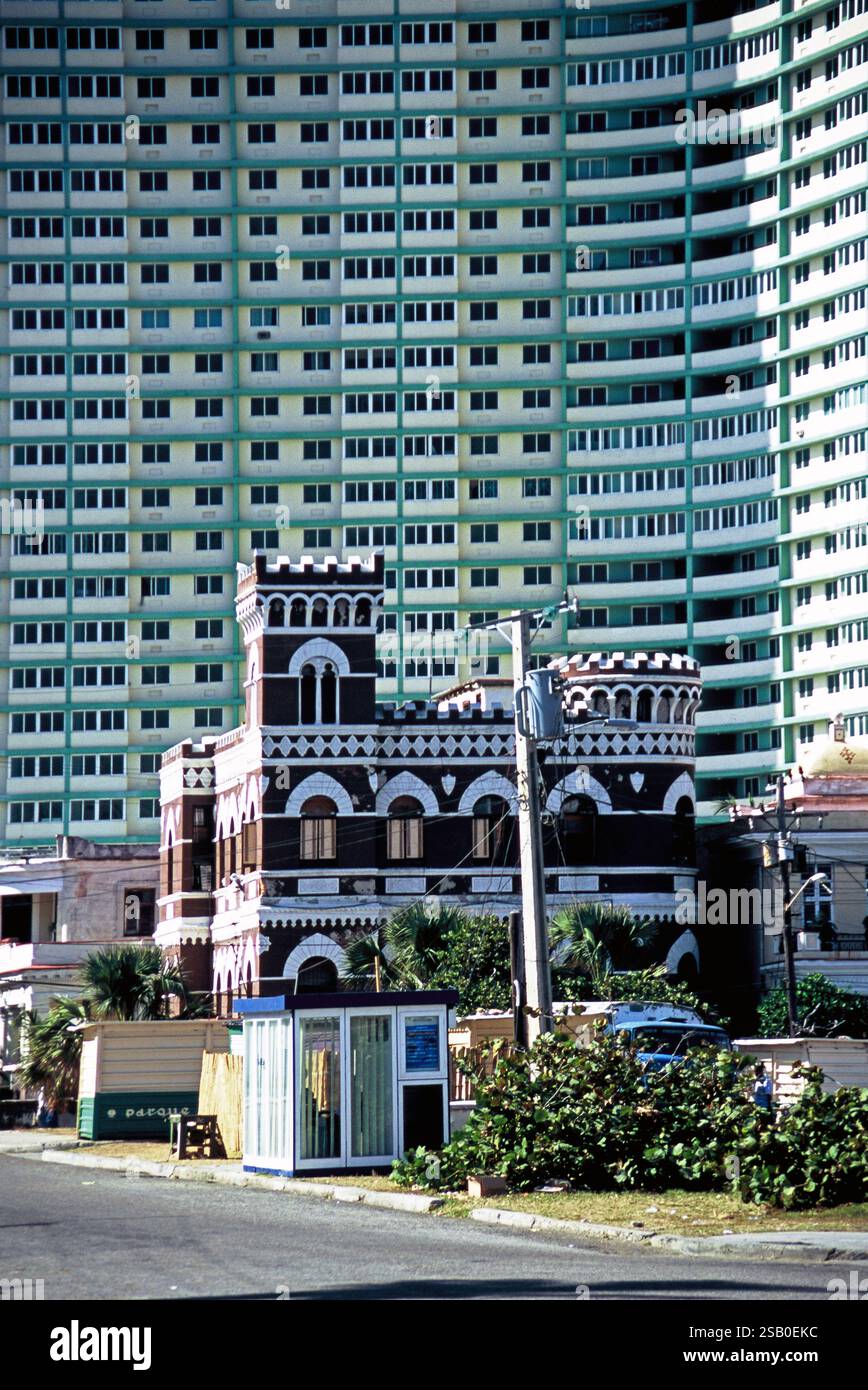 Cuba, l'Avana Cuba, l'Avana 01 OCT 2020 - Habana Vedado - grande blocco torre / blocco di appartamenti con edificio gotico residenziale in stile castello Foto Stock