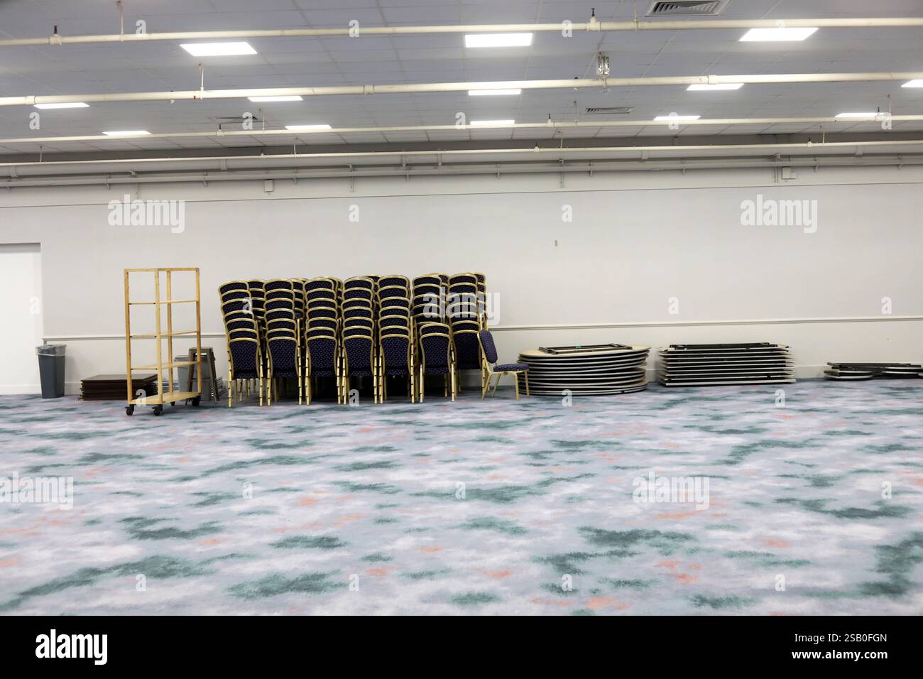 Vista generale dietro le quinte di una sala conferenze d'hotel a Brighton, East Sussex, Regno Unito. Foto Stock