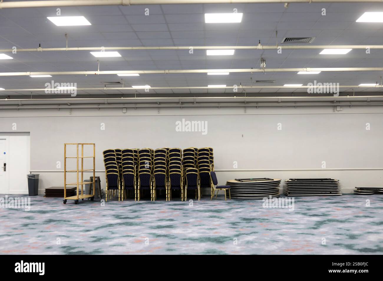 Vista generale dietro le quinte di una sala conferenze d'hotel a Brighton, East Sussex, Regno Unito. Foto Stock
