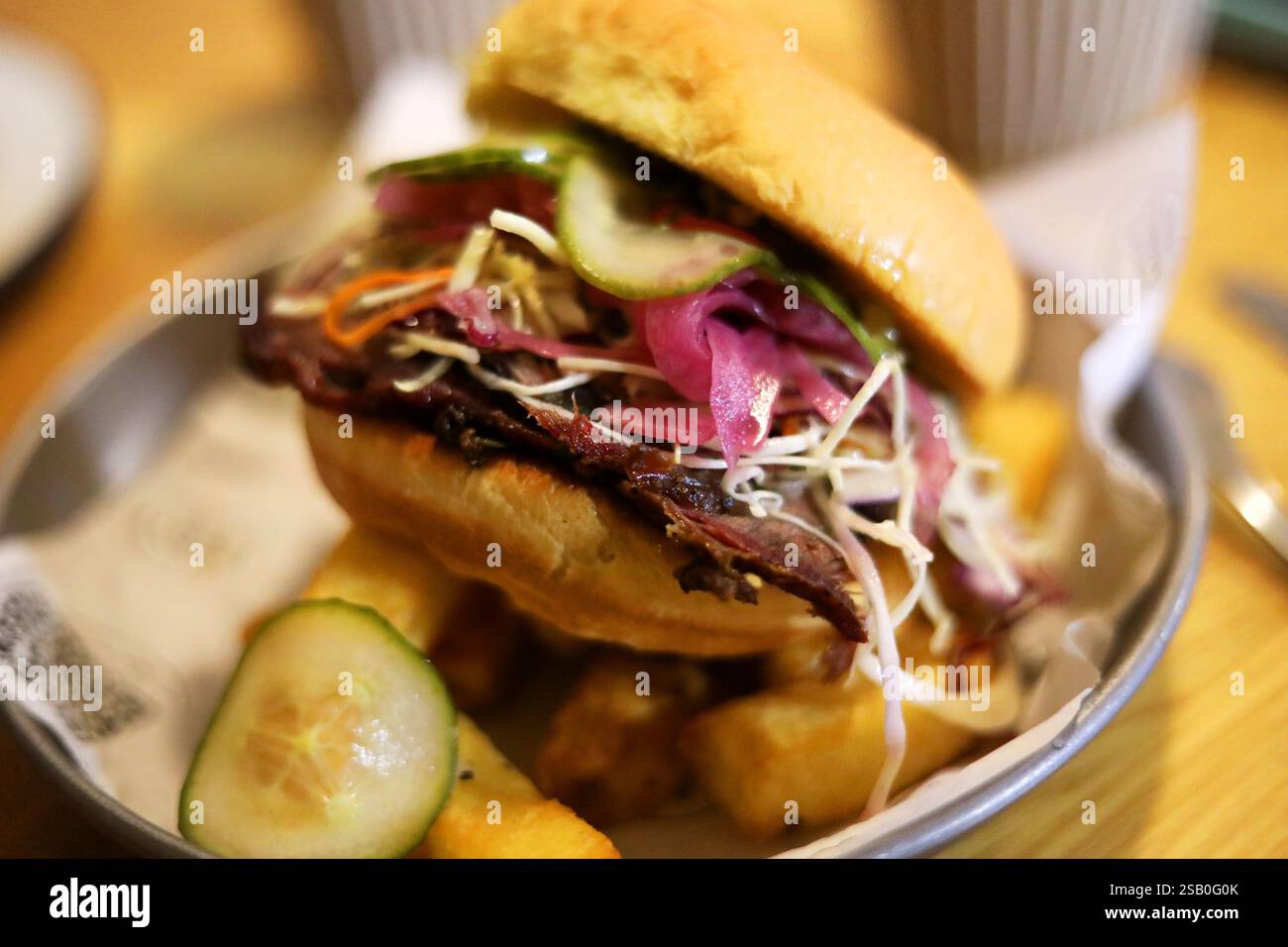 Un hamburger di carne con patatine dello Chef Jameson stock presso il suo outlet Just Street Food by Jameson al The Ghost at the Feast di Chichester, West Sussex, Regno Unito. Foto Stock