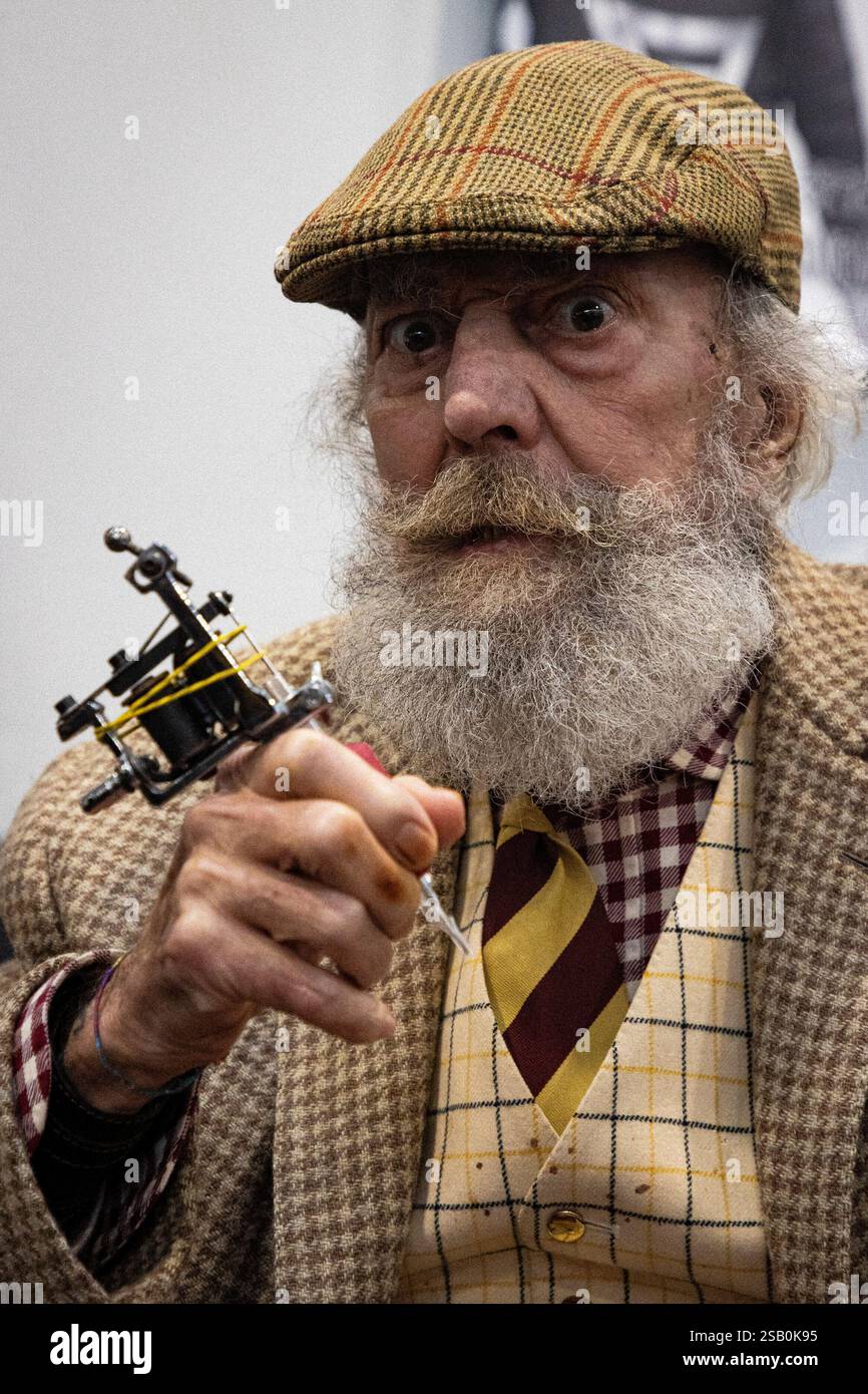 Milano, Italia. 31 gennaio 2025. Nella foto Gianmaurizio Fercioni uno dei primi tatuatori che apr&#xec; il proprio egozio in Brera negli anni 70 Milano - Italia - Cronaca Venerd&#xec;, 31 gennaio, 2025 (foto di Marco Ottico/Lapresse) inaugurazione della Milano Tattoo Convention Milano, Italia - News venerdì, 30 gennaio, 2025 (foto di Marco otto/Lapresse) credito: LaPresse/Alamy Live News Foto Stock