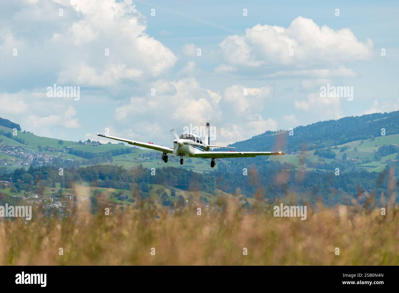 Wangen-Lachen, Svizzera, 26 maggio 2024 HB-DIA Mooney M20J aereo ad elica su un piccolo campo d'aviazione Foto Stock