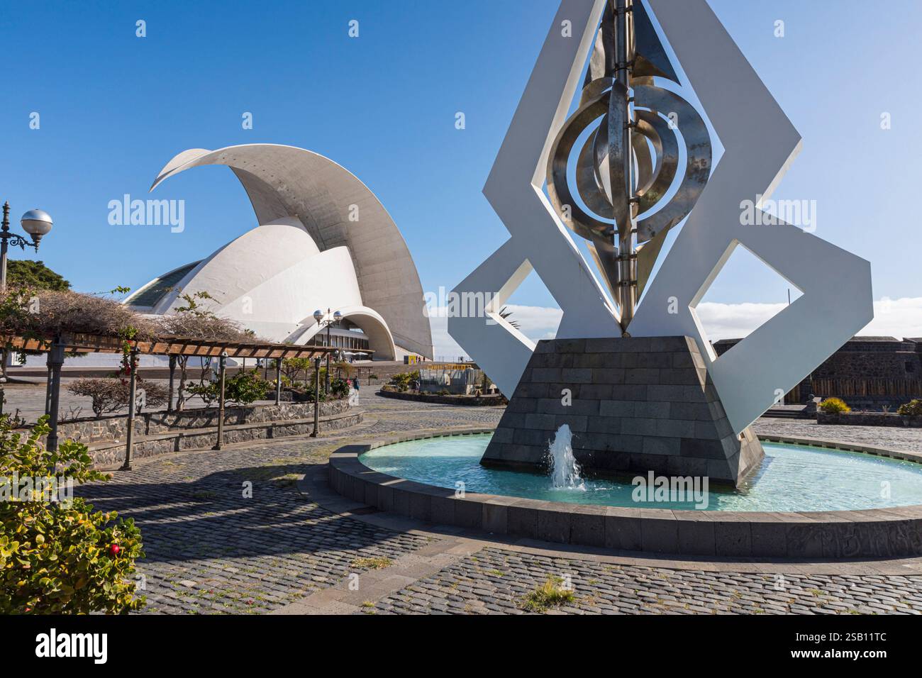La scultura del vento di César Manrique e Auditorium, Santa Cruz de Tenerife, Spagna Foto Stock