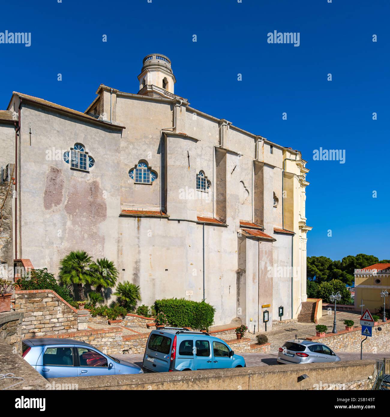 La chiesa di San Nicola di Bari, edificio barocco nel centro storico del comune di Diano Castello, provincia di Imperia, Italia. Foto Stock