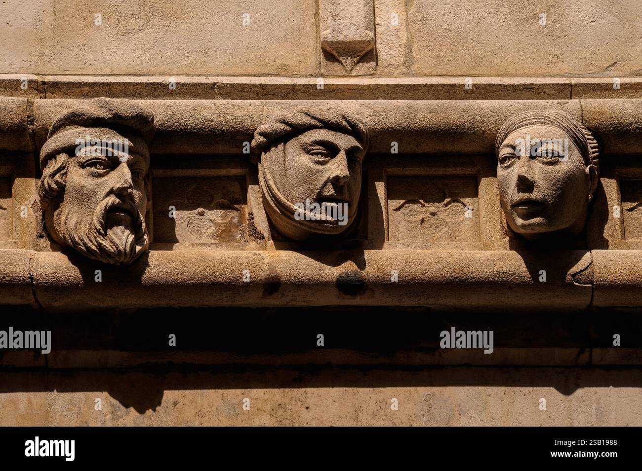 Tre facce degli anni '1400: Si ritiene che lo scultore e architetto veneziano Giorgio da Sebenico o Georgius Mathei Dalmaticus abbia scolpito 71 immagini a grandezza naturale di persone che conosceva in un fregio ritratto esterno intorno alle tre absidi di pietra dell'opera della sua vita, la Cattedrale rinascimentale di San Giacomo sul lungomare Adriatico a Šibenik, Dalmazia, Croazia. Foto Stock