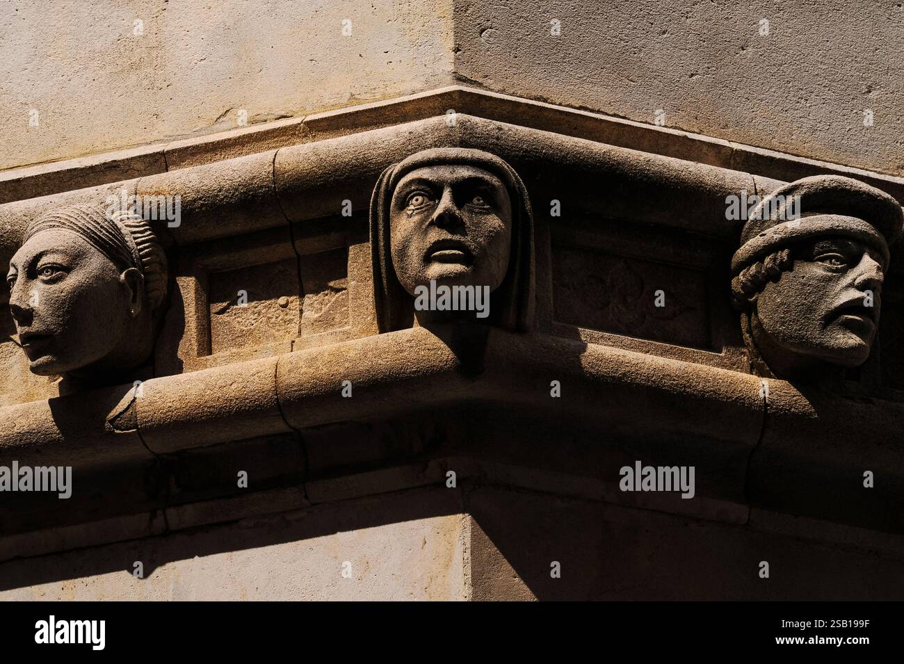 Tre volti del XV secolo: Si ritiene che lo scultore e architetto veneziano Giorgio da Sebenico o Georgius Mathei Dalmaticus abbia scolpito 71 somiglianze a grandezza naturale di persone che conosceva in un fregio ritratto esterno intorno alle tre absidi di pietra dell'opera della sua vita, la Cattedrale rinascimentale di San Giacomo sul lungomare Adriatico a Šibenik, Dalmazia, Croazia. Foto Stock