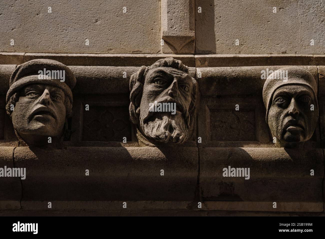 Bocche rovesciate del XV secolo: Si ritiene che lo scultore e architetto veneziano Giorgio da Sebenico o Georgius Mathei Dalmaticus abbia scolpito 71 immagini a grandezza naturale di persone che conosceva in un fregio ritratto esterno intorno alle tre absidi di pietra dell'opera della sua vita, la Cattedrale rinascimentale di San Giacomo sul lungomare Adriatico a Šibenik, Dalmazia, Croazia. Foto Stock