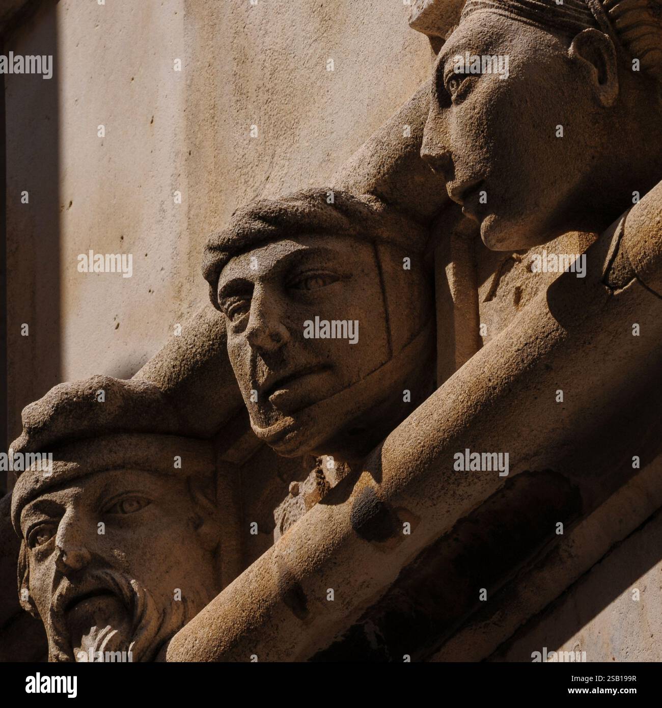 Vedute dalla vita rinascimentale: Si ritiene che lo scultore e architetto veneziano del XV secolo Giorgio da Sebenico o Georgius Mathei Dalmaticus abbia scolpito 71 immagini a grandezza naturale di persone che conosceva in un fregio ritratto esterno intorno alle tre absidi di pietra del suo lavoro, la Cattedrale di San Giacomo sul lungomare Adriatico a Šibenik, Dalmazia, Croazia. Foto Stock