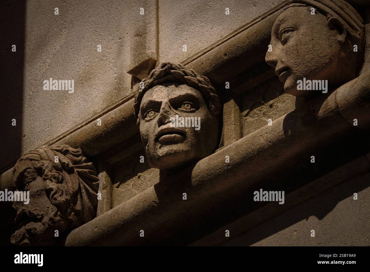 Uno sguardo ampio del Rinascimento: Si ritiene che lo scultore e architetto veneziano del XV secolo Giorgio da Sebenico o Georgius Mathei Dalmaticus abbia scolpito 71 immagini a grandezza naturale di persone che conosceva in un fregio ritratto esterno intorno alle tre absidi di pietra del suo lavoro, la Cattedrale di San Giacomo sul lungomare Adriatico a Šibenik, Dalmazia, Croazia. Foto Stock