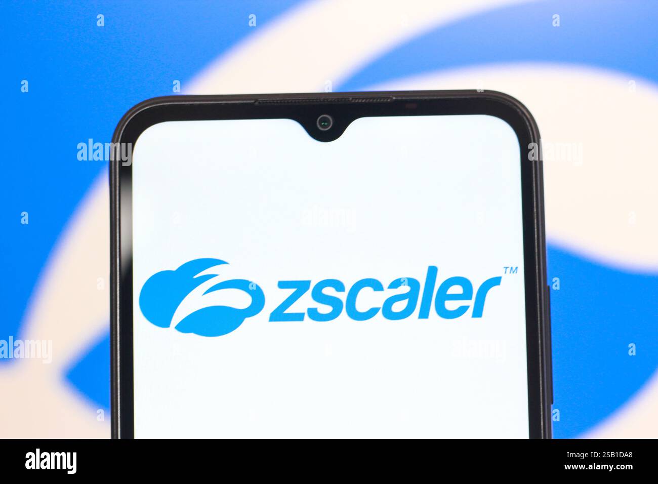 In questa immagine, il logo Zscaler viene visualizzato sullo schermo di uno smartphone. Foto Stock