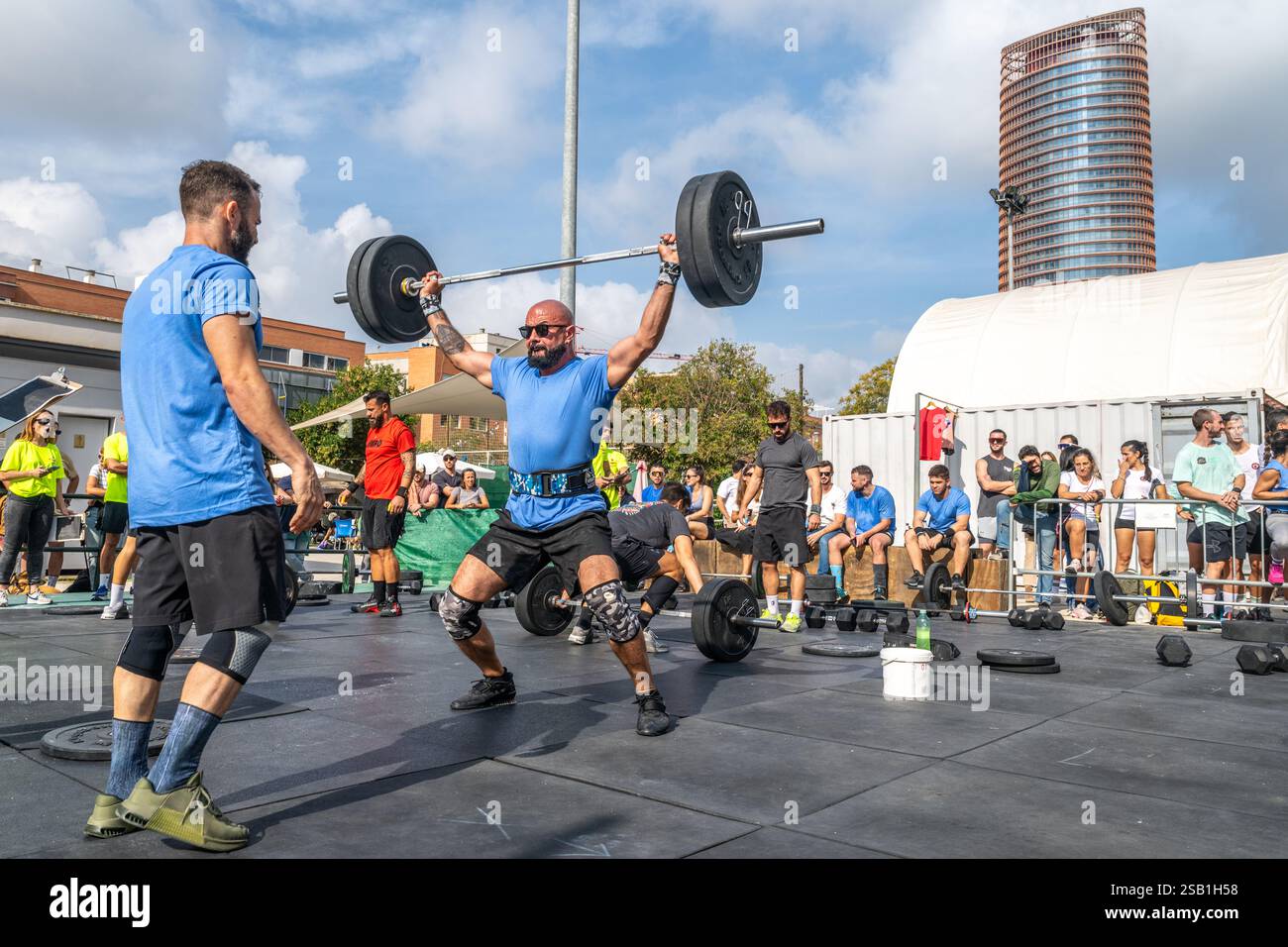 Siviglia, Spagna, 9 novembre 2024, gli atleti dimostrano forza e abilità durante una gara Crossfit a Siviglia, Spagna, catturando lo spirito della comunità Foto Stock