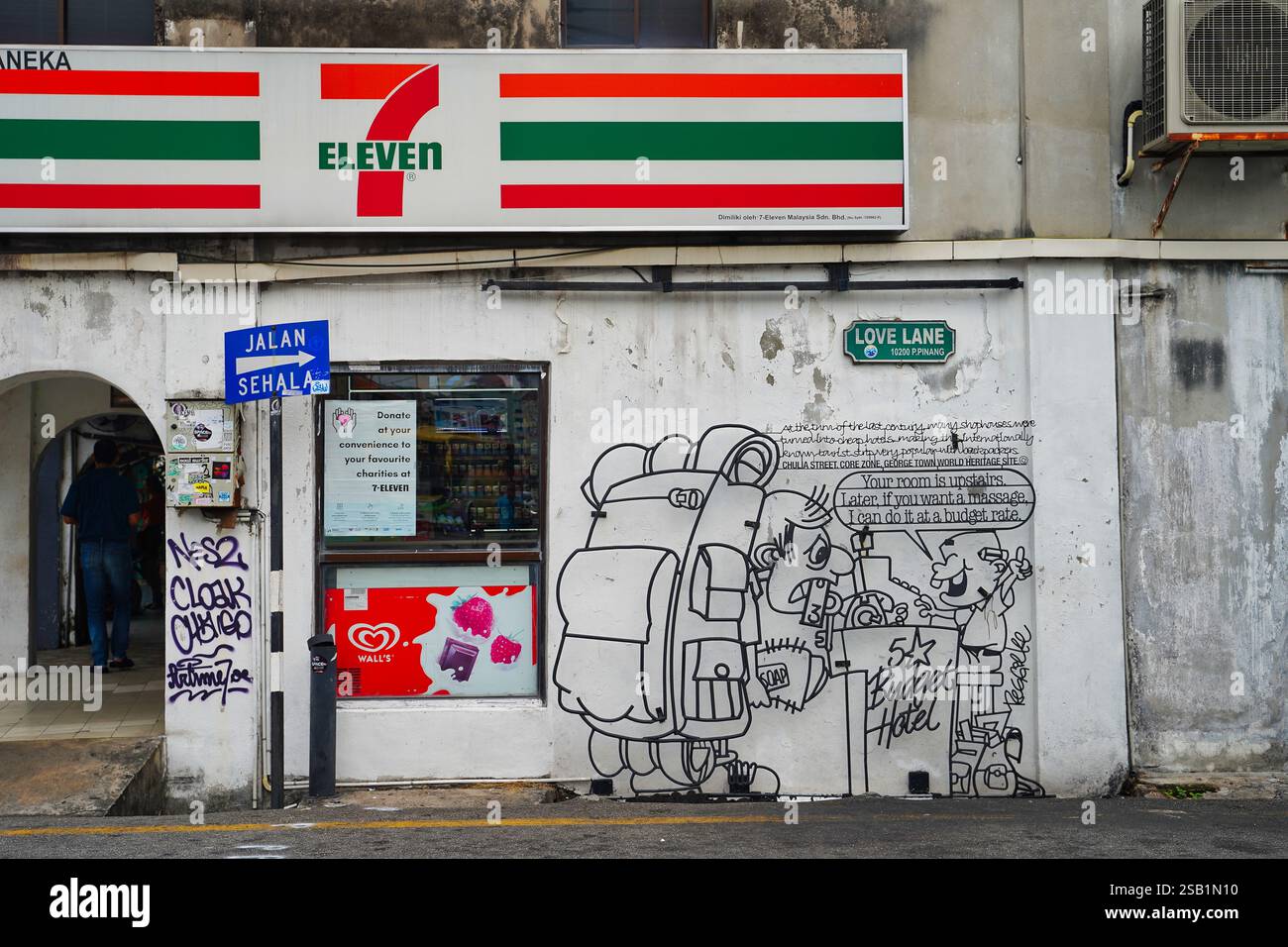 Hotel economico - scultura di strada con tondini d'acciaio dell'artista Reggie Lee che raffigura abbondanza di hotel nell'area di Love Lane a Georgetown, Penang, Malesia Foto Stock
