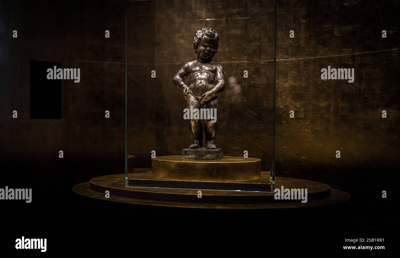Statua originale di Manneken Pis, nel Museo della città di Bruxelles , broodhuis o Maison du ROI, città vecchia di Bruxelles, Belgio, 24 ottobre 2024 Foto Stock