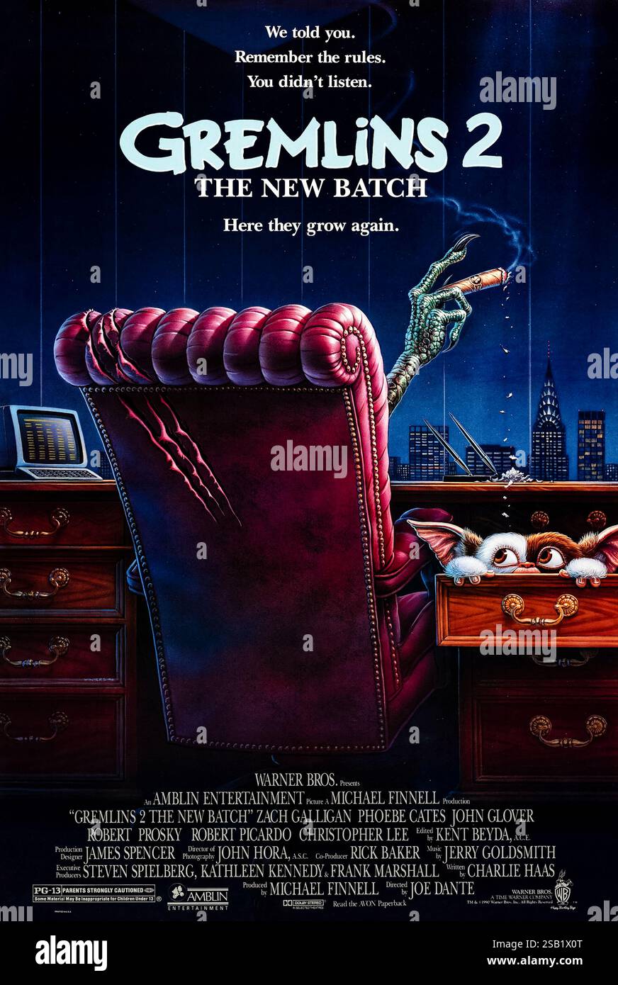 Gremlins 2: The New Batch (1990) diretto da Joe Dante e interpretato da Zach Galligan, Phoebe Cates e John Glover. Il simpatico ma pericoloso Mogwai ritorna in questo sequel dove le creature devastano un edificio di uffici high-tech a New York City. Fotografia di un poster originale a foglio singolo del 1990 con opere d'arte di Greg Winters SOLO PER USO EDITORIALE. Crediti: BFA / Warner Bros Foto Stock