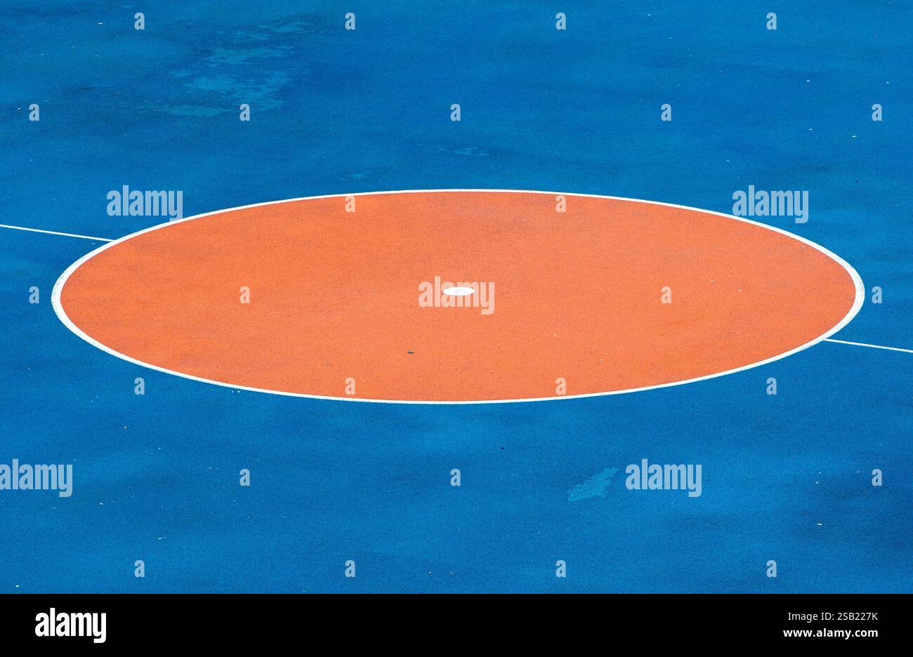 Cerchio arancione sul campo da pallacanestro blu Foto Stock