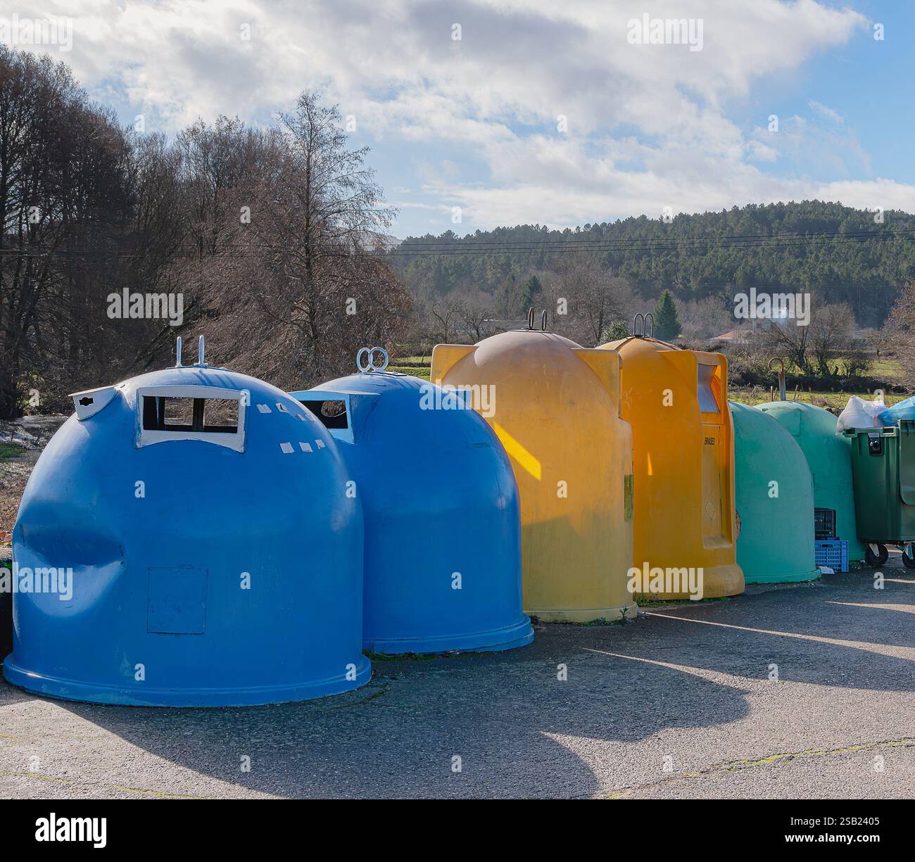 Contenitore per il riciclaggio dei rifiuti in una zona rurale. Foto Stock