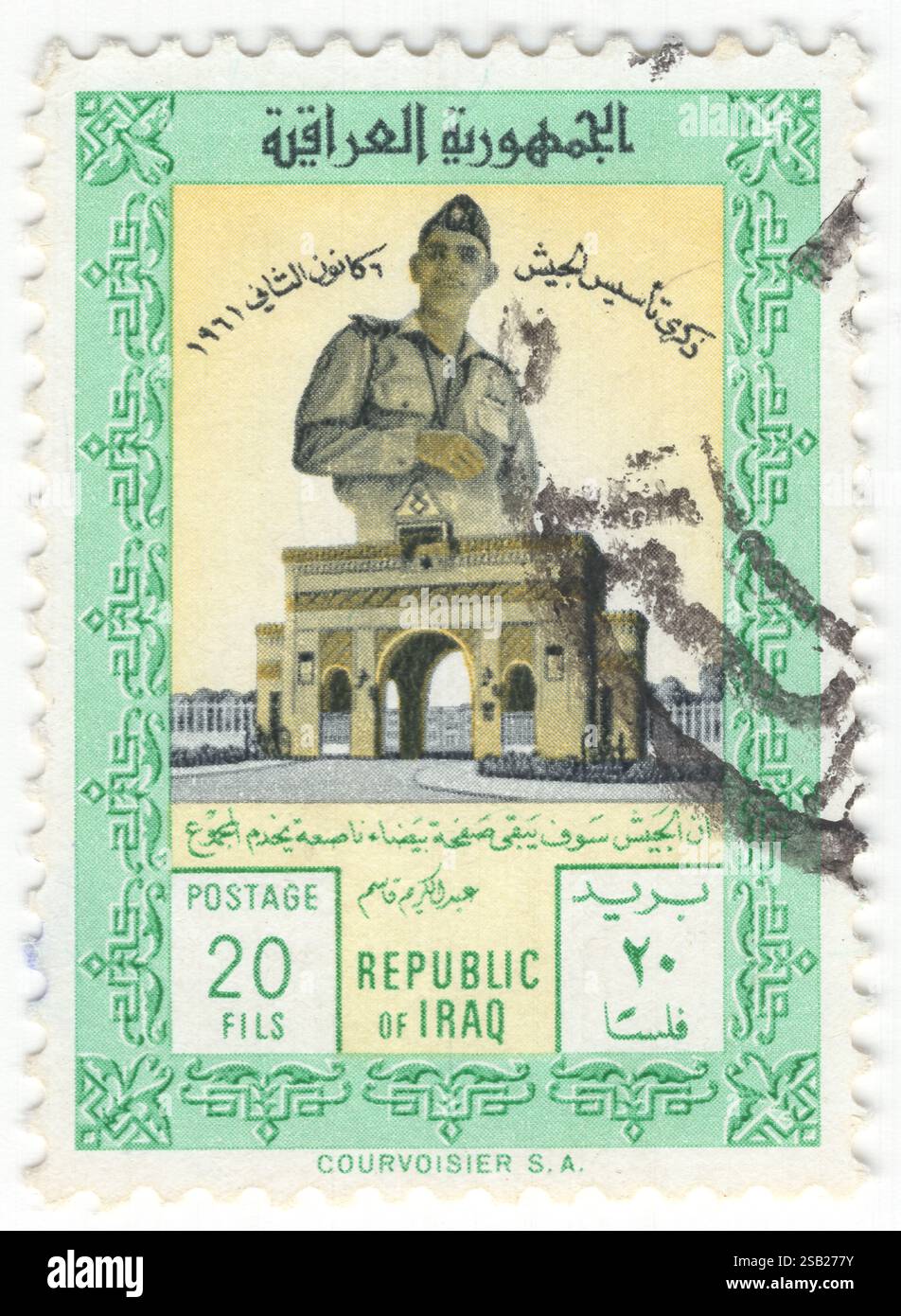 IRAQ - 1961 gennaio 6: 20 fils chiaro blu-verde, nero e buff francobollo raffigurante il generale Abdul Karim Kassem e l'Arco di Trionfo, giornata commemorativa dell'esercito. Le forze armate dell'Iraq furono inizialmente formate nei primi anni '1920 Sei colpi di stato militari furono effettuati dall'esercito tra il 1936 e il 1941. Essi videro per la prima volta il combattimento nella guerra anglo-irachena del 1941. Combatterono contro Israele nella guerra arabo-israeliana del 1948, nella guerra dei sei giorni del 1967 e nella guerra dello Yom Kippur del 1973. Due guerre contro i curdi furono combattute nel 1961-1970 e nel 1974-1975 Foto Stock