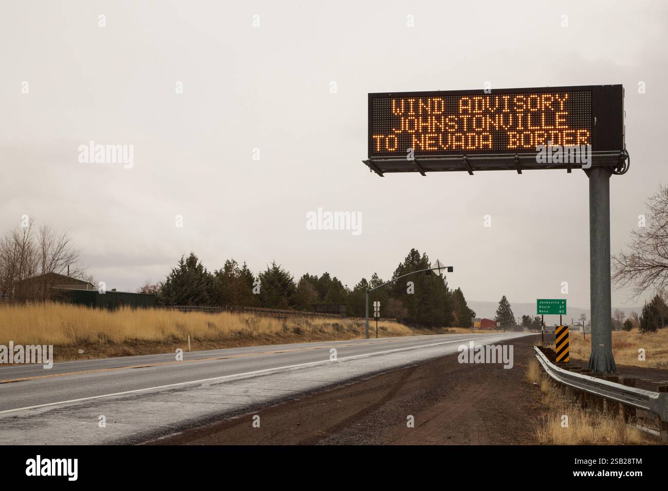 Segnale di avvertimento per il vento forte sull'autostrada US 395 a Johnstonville, Lassen County, California, che consiglia ai veicoli di alto profilo di non viaggiare in condizioni tempestose Foto Stock