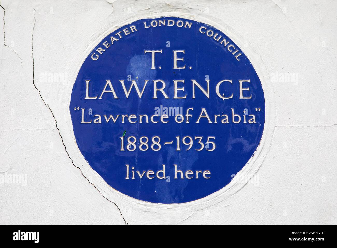 Londra, Regno Unito - 8 aprile 2024: Una targa blu su Barton Street a Westminster, che indica dove viveva Lawrence d'Arabia - T. E. Lawrence. Foto Stock