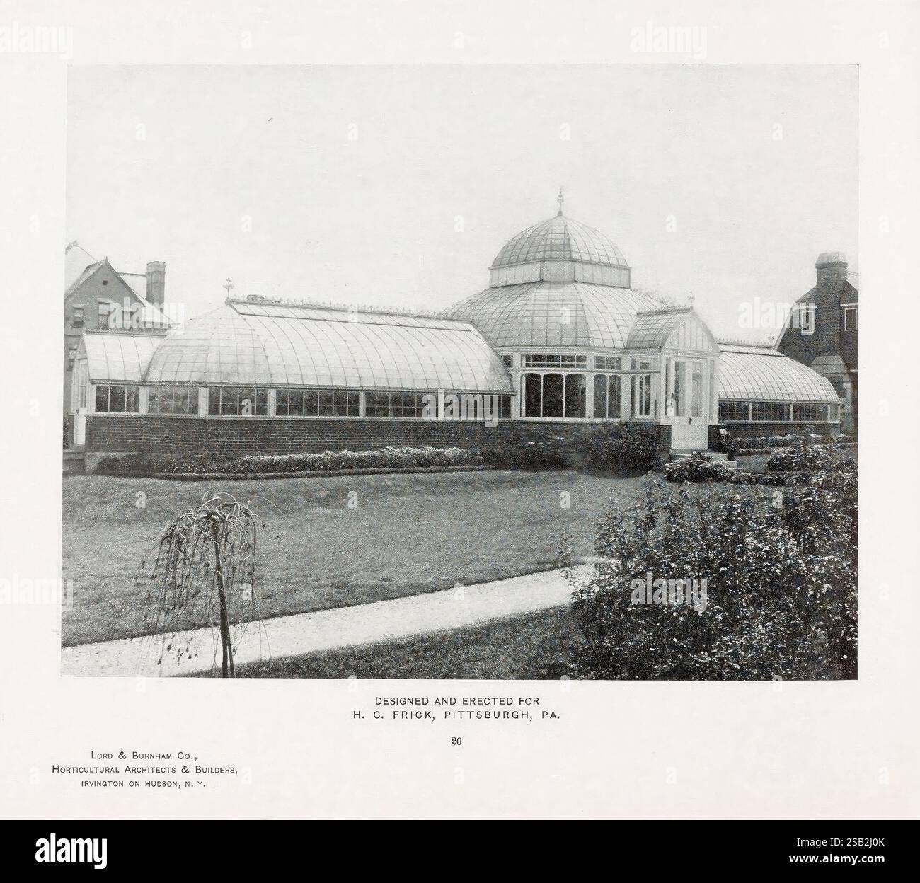Catalogo delle serre Irvington, N. Y, l'azienda, c1903. Cataloghi serre Lord Burnham Co, l'immagine mostra una serra splendidamente progettata, costruita per H.C. Frick a Pittsburgh, Pennsylvania. La struttura presenta una grande cupola centrale circondata da estesi pannelli di vetro, che consentono un'abbondante luce naturale ad inondare gli interni. Il paesaggio che circonda la serra è ben curato, con siepi ben rifilate e una varietà di piante. Su entrambi i lati, ci sono elementi architettonici aggiuntivi che suggeriscono l'elegante estetica prevalente all'inizio del XX secolo. L'immagine re Foto Stock